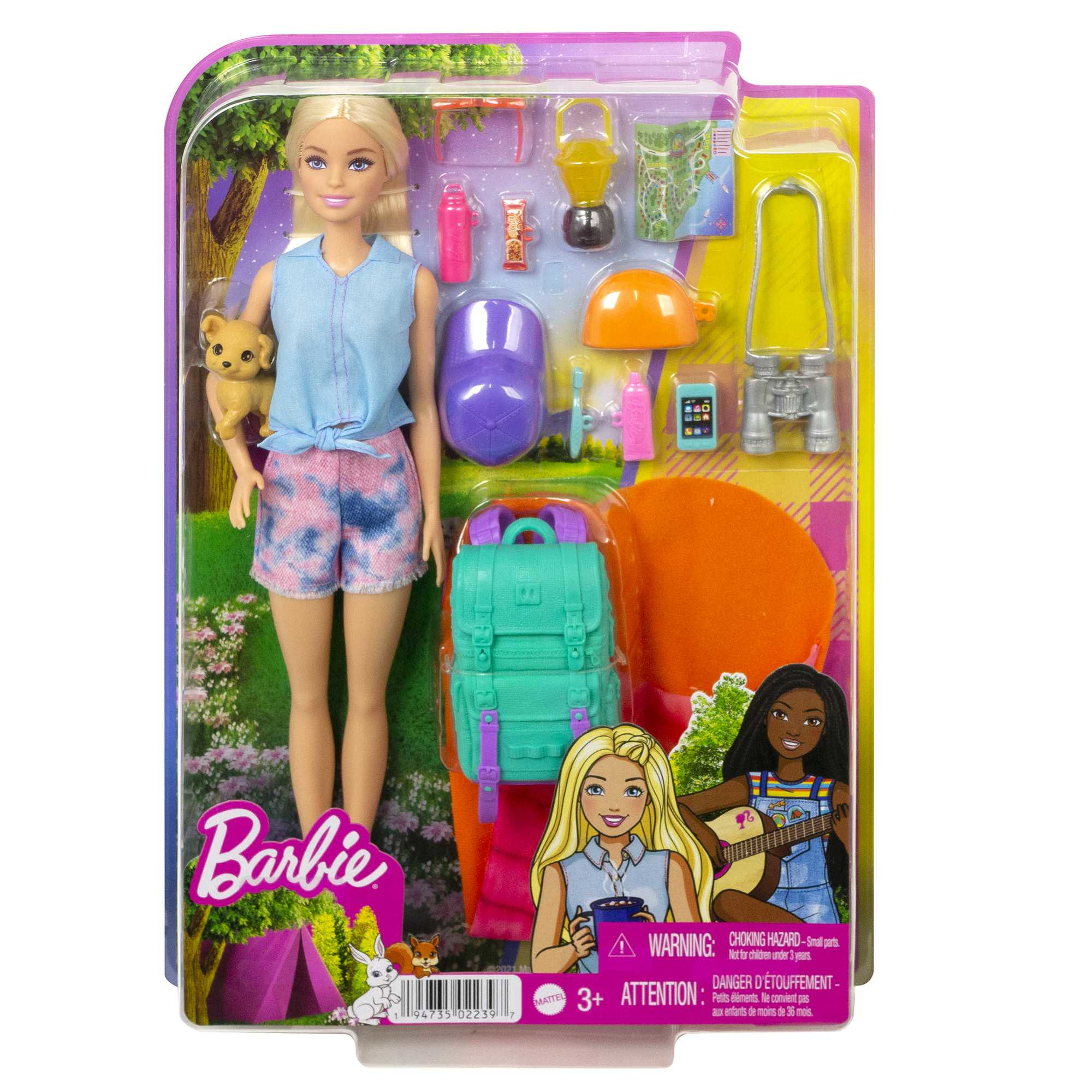 Lalka Barbie z akcesoriami kempingowymi, w tym plecakiem, namiotem i gitarą. Obecne są dodatkowe lalki i ostrzeżenia.
