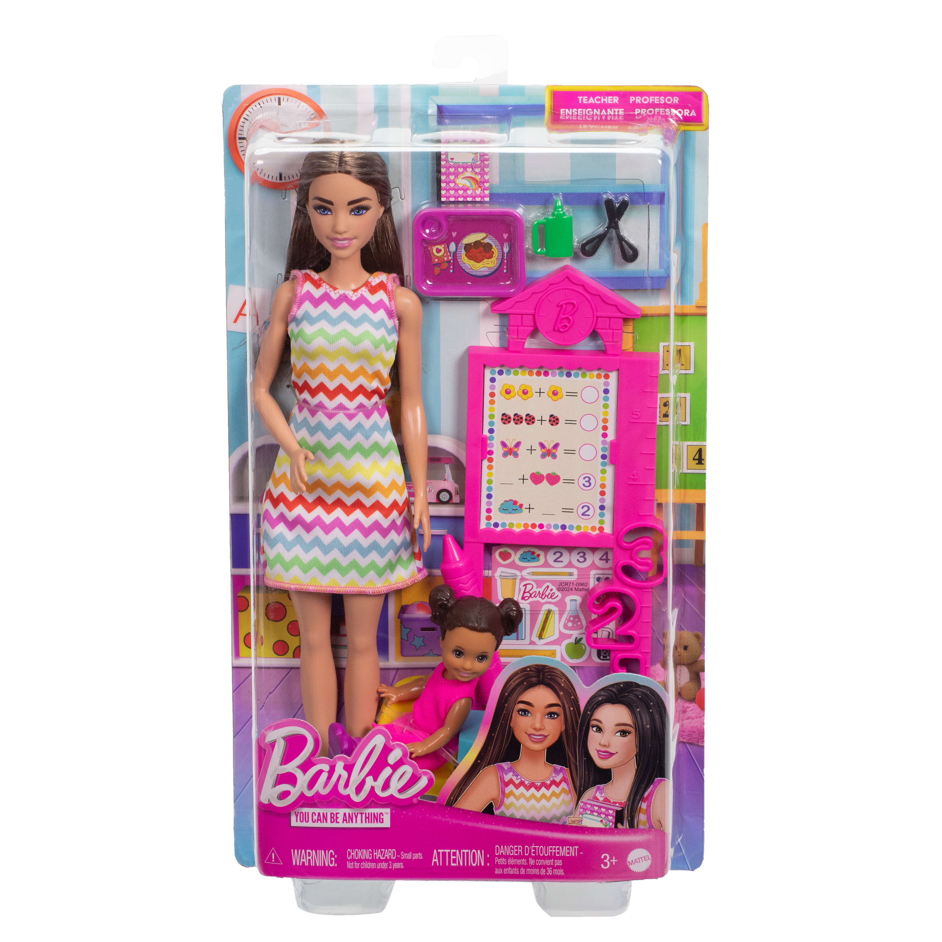 Lalka Barbie w kolorowej sukience stoi z lalką dla dziecka. Opakowanie ma motyw szkolny z zadaniami matematycznymi.