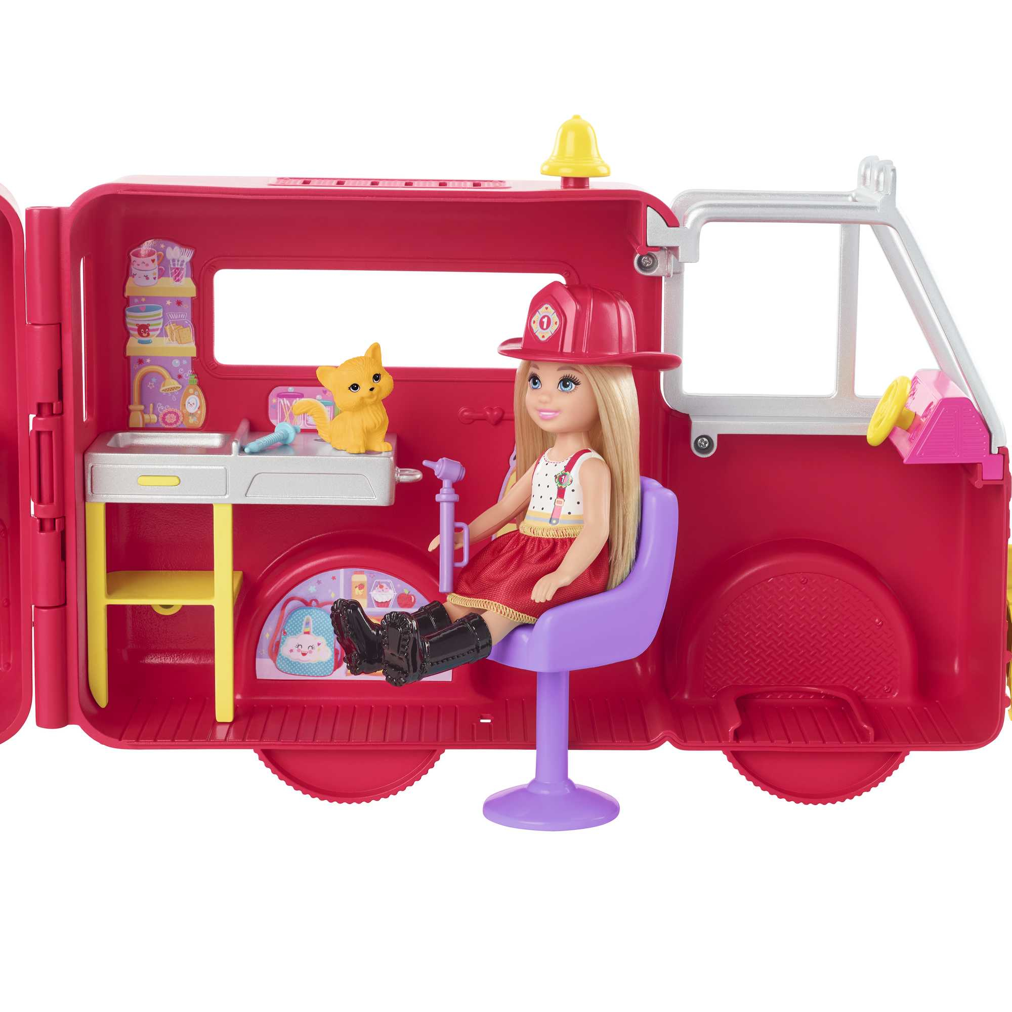 Un camion dei pompieri giocattolo rosso con una bambola con un cappello da pompiere. Un gatto e una cucina sono all'interno.