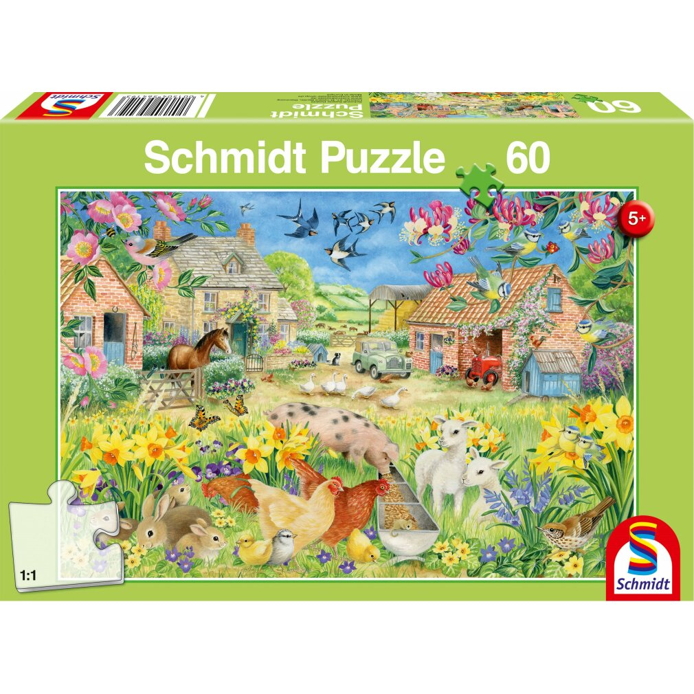 Eine Puzzleschachtel zeigt eine Farm mit Häusern, Tieren, Blumen und einem Traktor. Der Himmel hat Vögel. Ein Puzzleteil ist unten links.