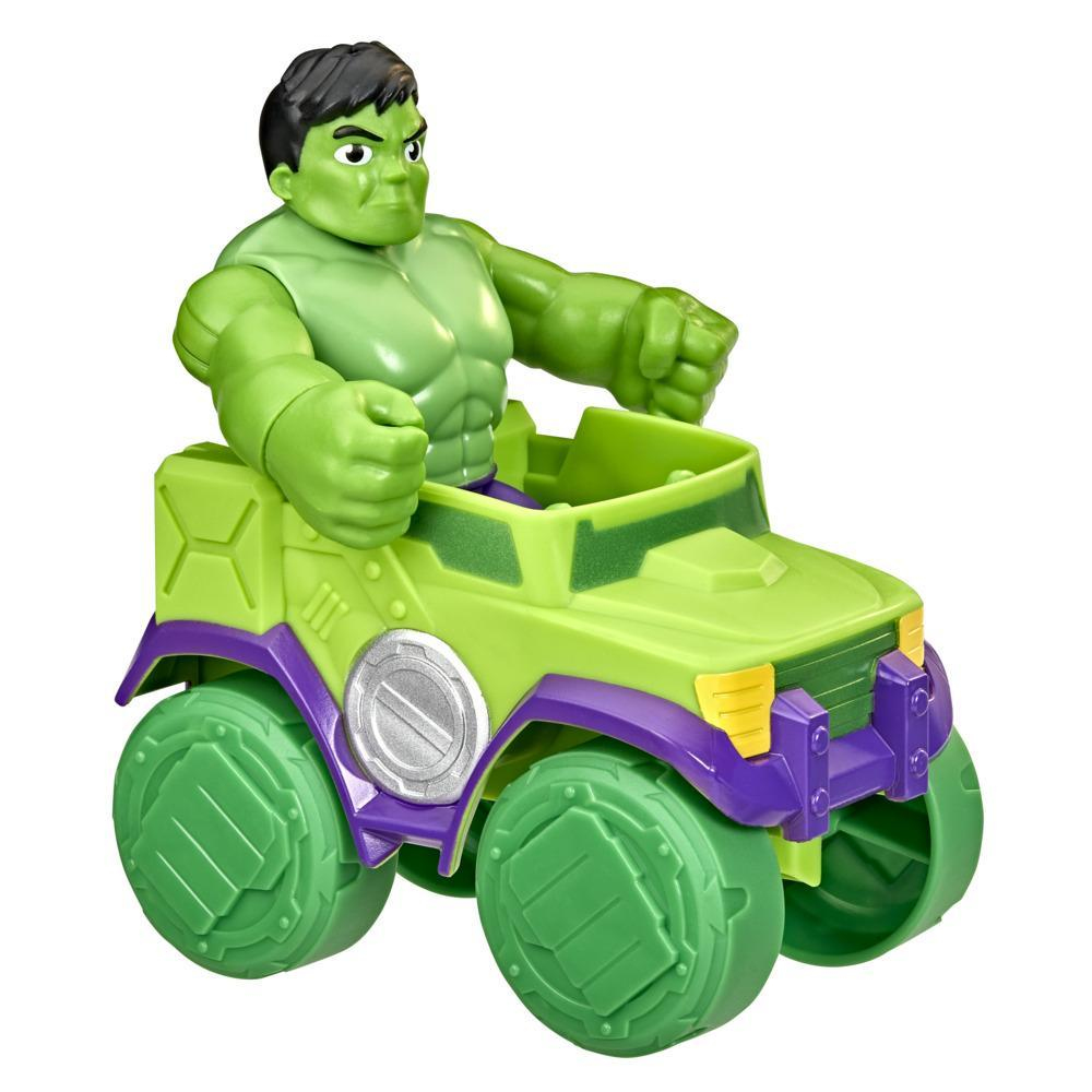 Das Hulk-Spielzeug sitzt in einem grünen Auto mit lila Akzenten. Der Hulk ist grün mit schwarzen Haaren. Das Auto hat große grüne Räder.
