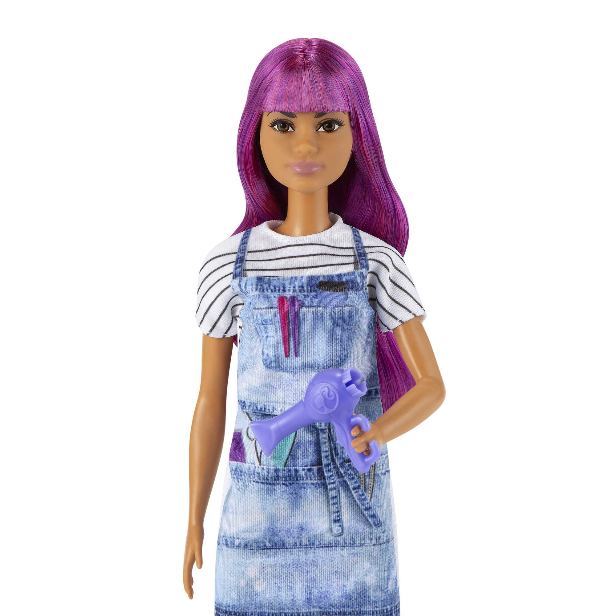 Barbie-Puppe mit lila Haaren, trägt eine Jeansschürze und hält einen lila Haartrockner.
