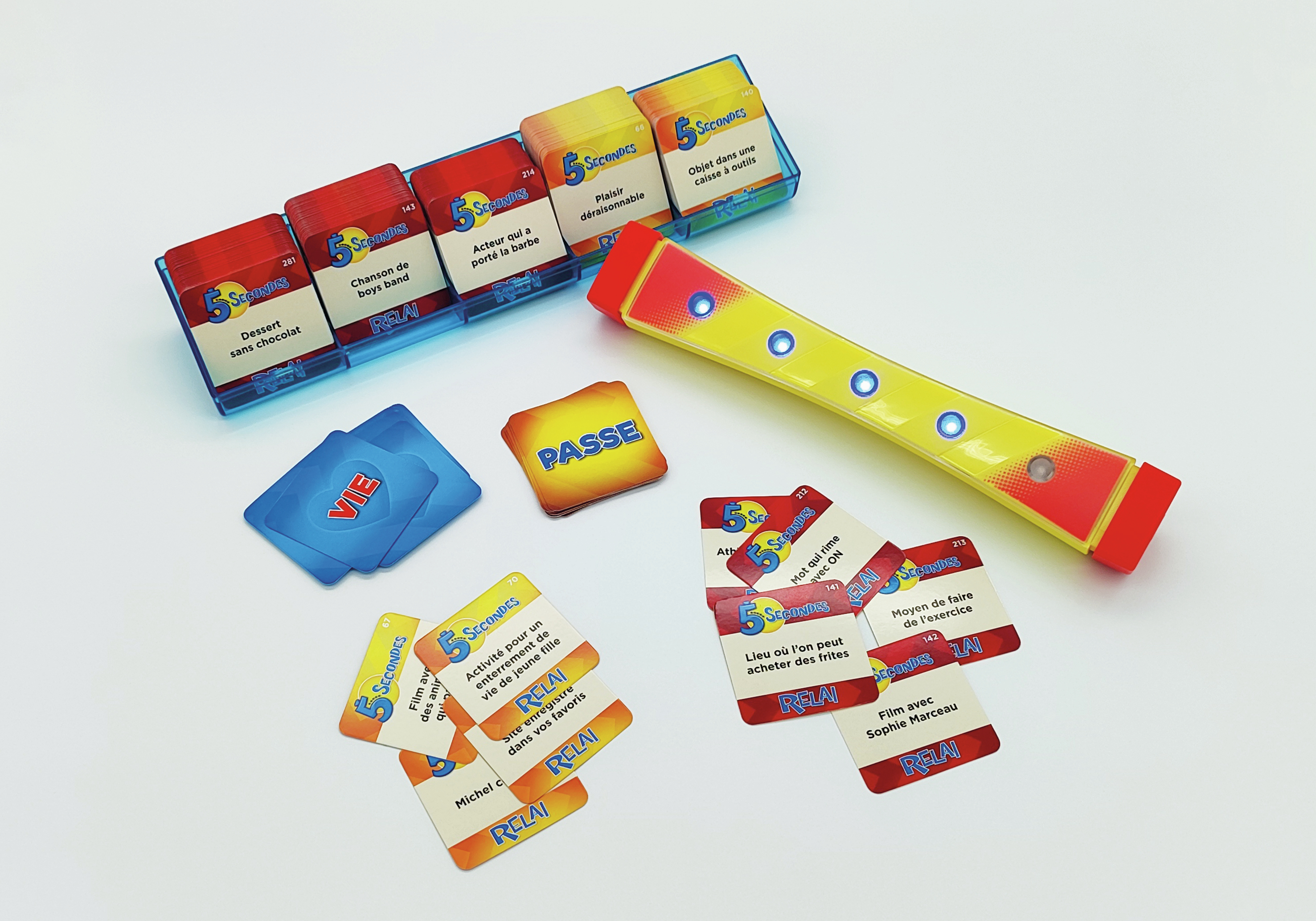 Gra z kartami, timerem i światłem. Karty mówią '5 Seconds'.