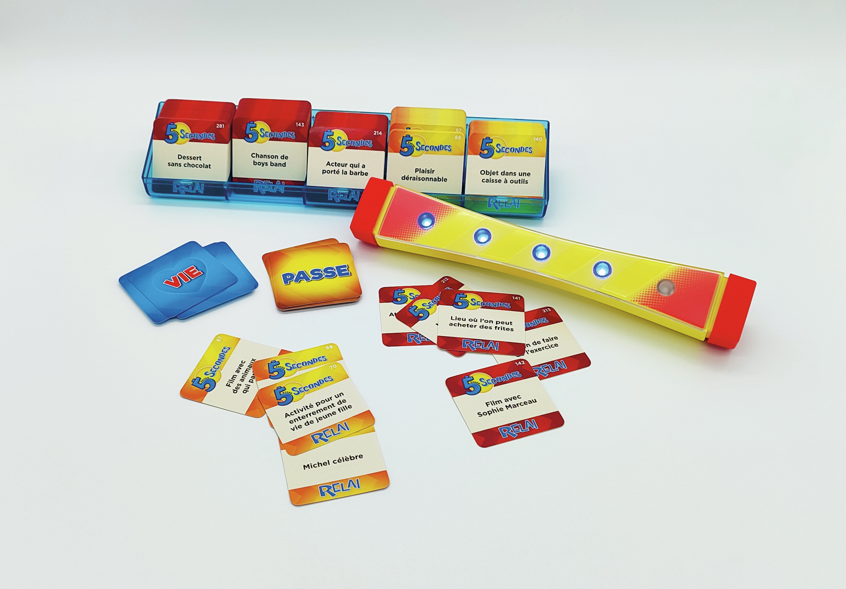 Gra z kartami i timerem. Karty są czerwone i żółte. Niektóre są rozrzucone na białej powierzchni.