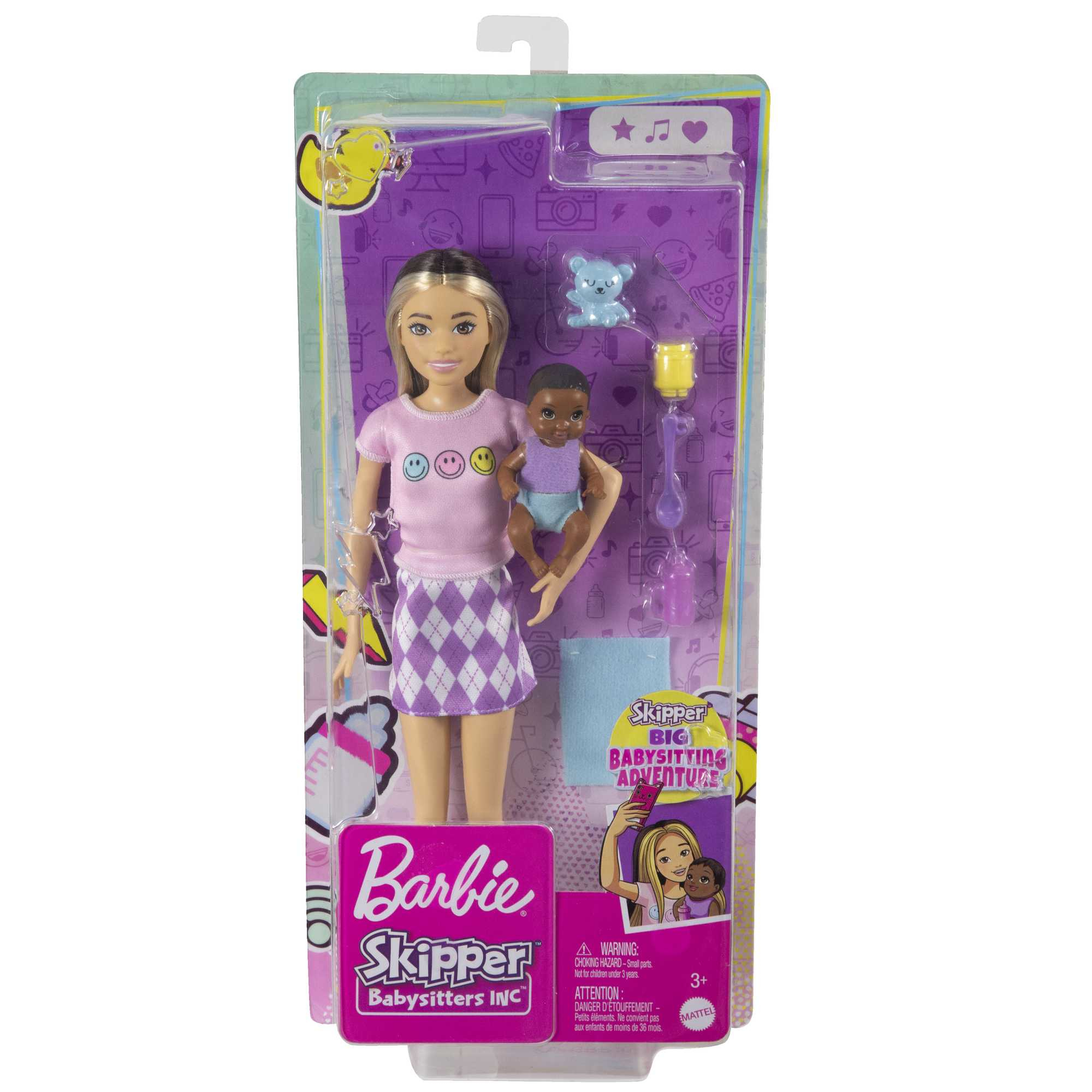 Barbie Skipper Puppenset. Skipper hält eine Babypuppe. Zubehör umfasst einen Teddybär und eine Flasche.