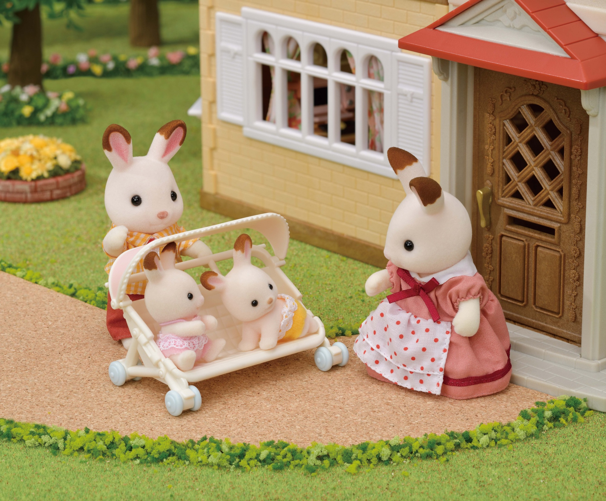 Escena familiar de conejos: dos adultos y tres bebés. Un conejo empuja un cochecito. Una casa al fondo.