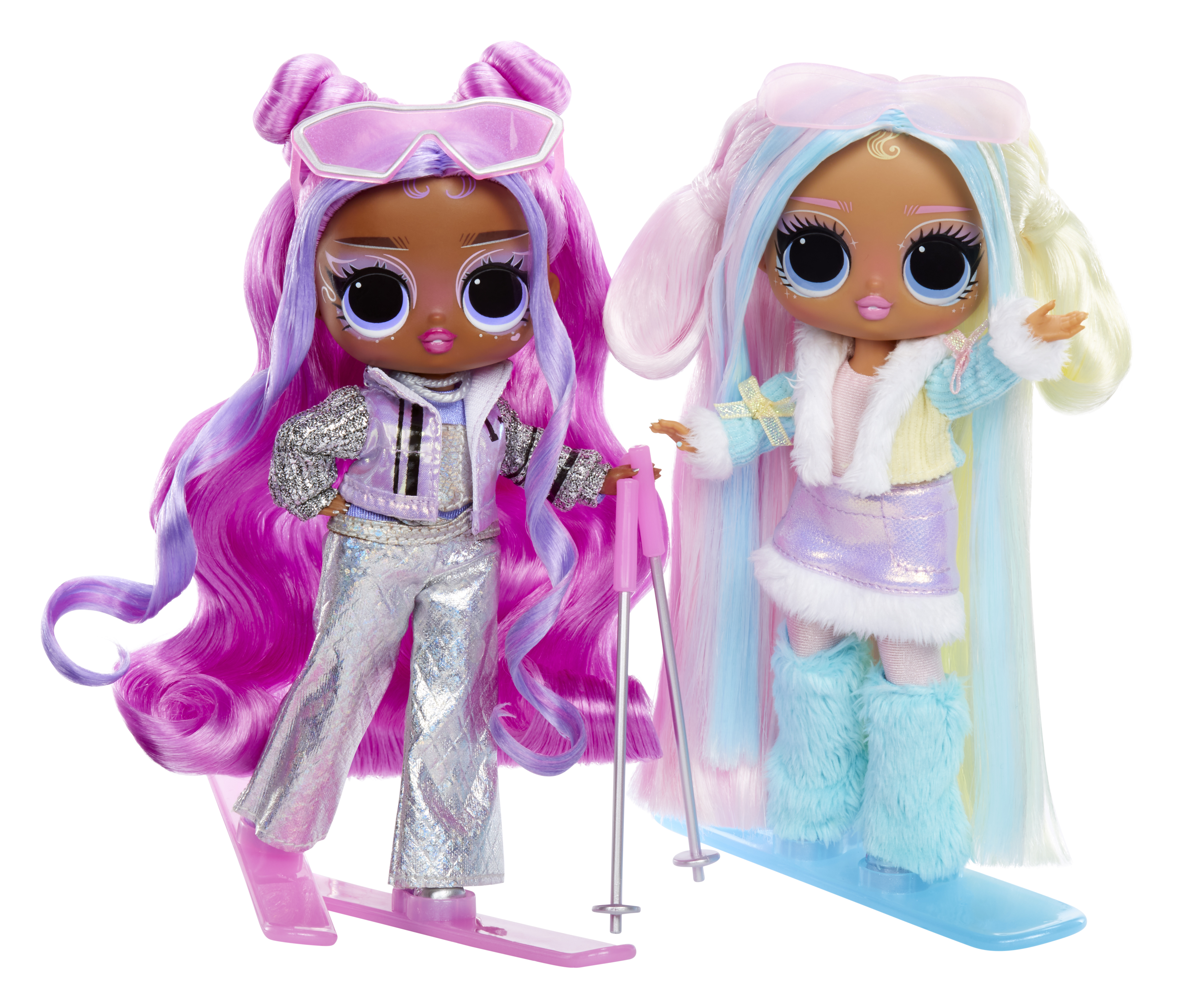 Dwie lalki modowe w zimowych strojach. Jedna ma na sobie róż, druga niebieski. Obie mają długie, kolorowe włosy i stoją na nartach.