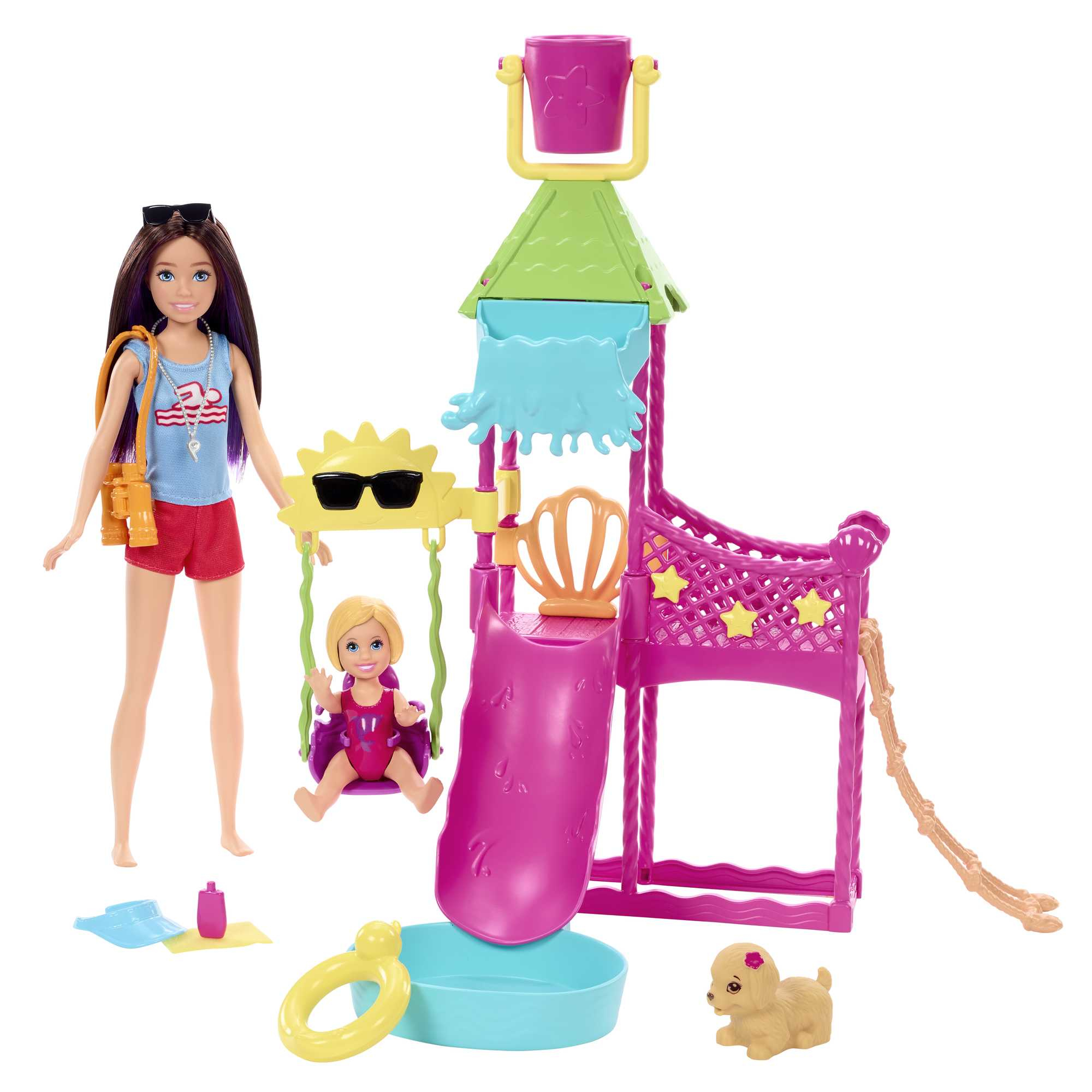 Lalka Barbie z zestawem do zabawy. Zestaw ma zjeżdżalnię, huśtawkę i basen. Obecny jest również mały pies.