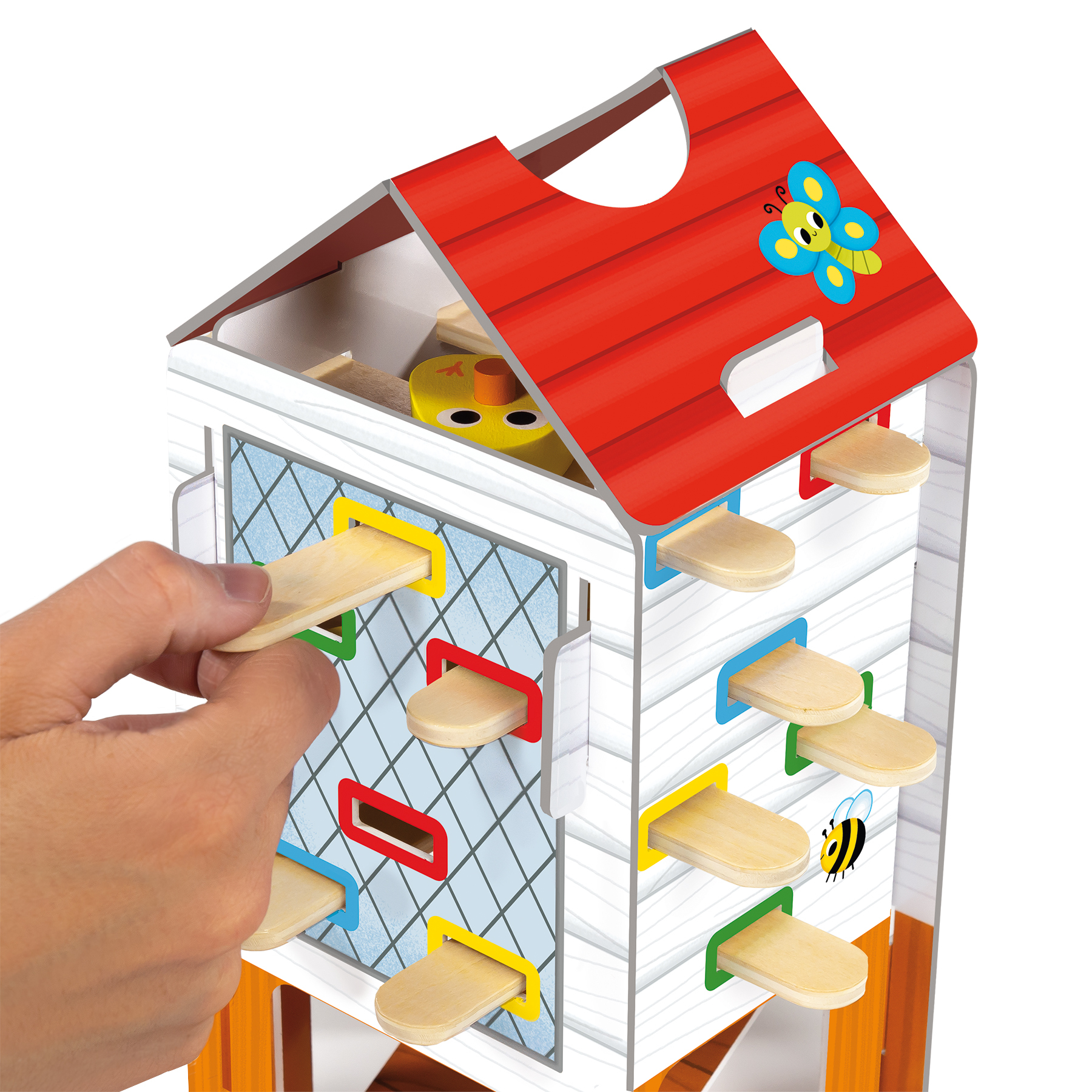 Una mano inserisce un pezzo di legno in un giocattolo a forma di casa colorata con un design a farfalla e ape.