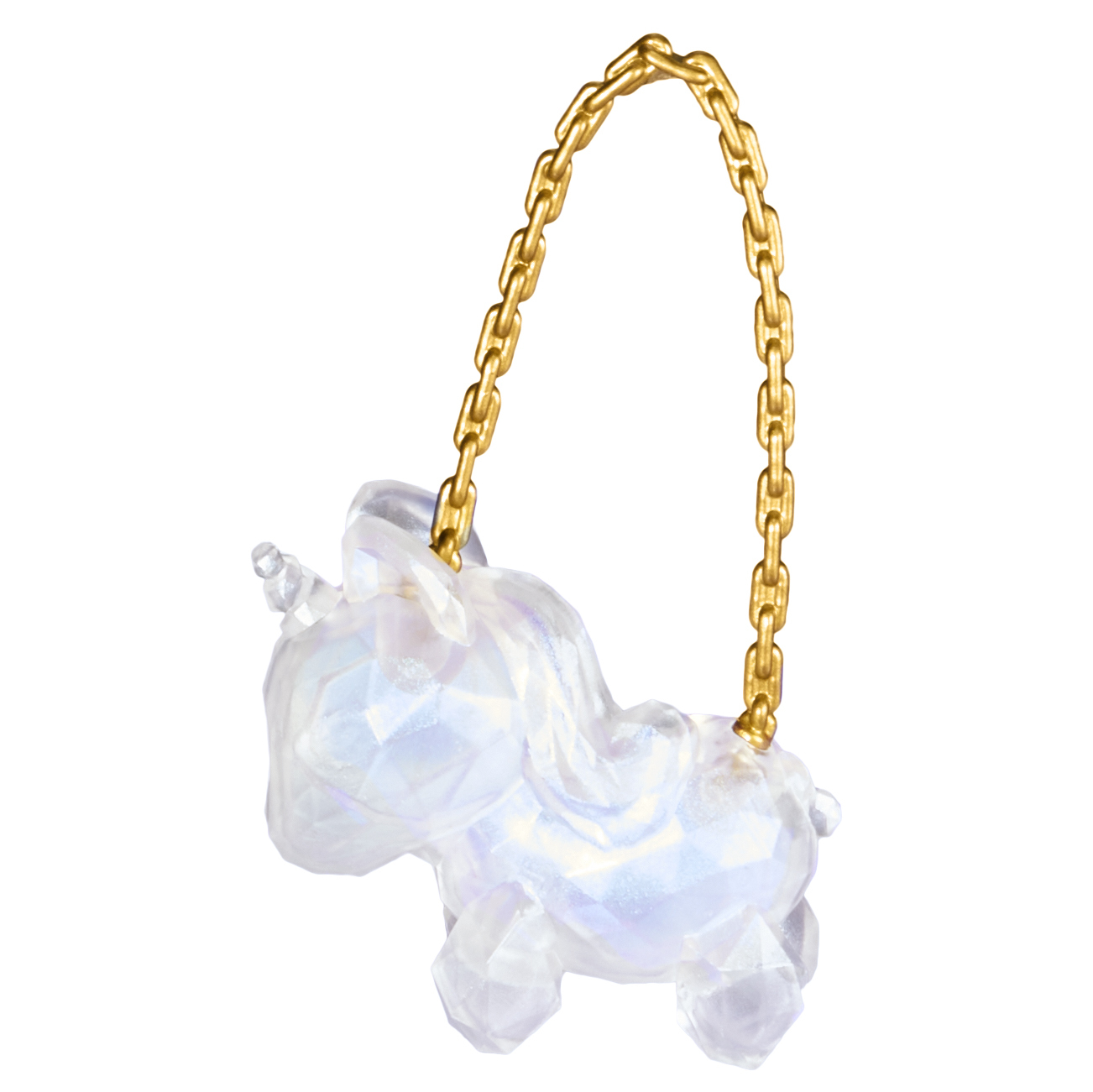 Przezroczysta, opalizująca torebka w kształcie jednorożca ze złotym łańcuszkiem. Tło jest gładko białe.