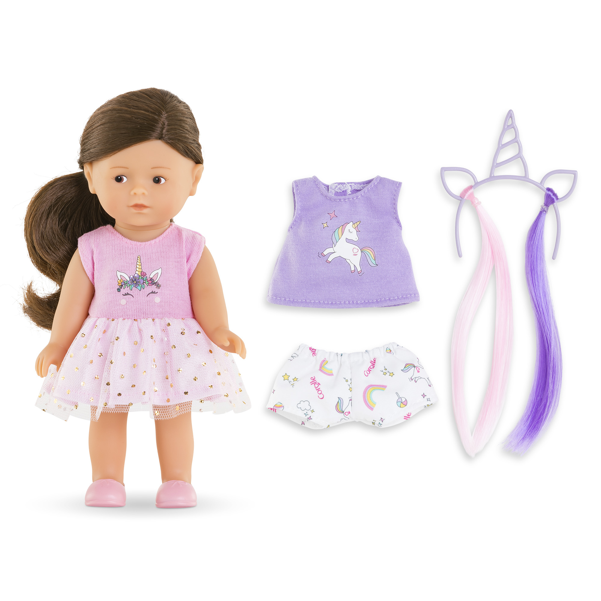 Eine Puppe mit einem rosa Einhornkleid, zusätzlicher Kleidung und einem Einhorn-Stirnband. Der Hintergrund ist weiß.