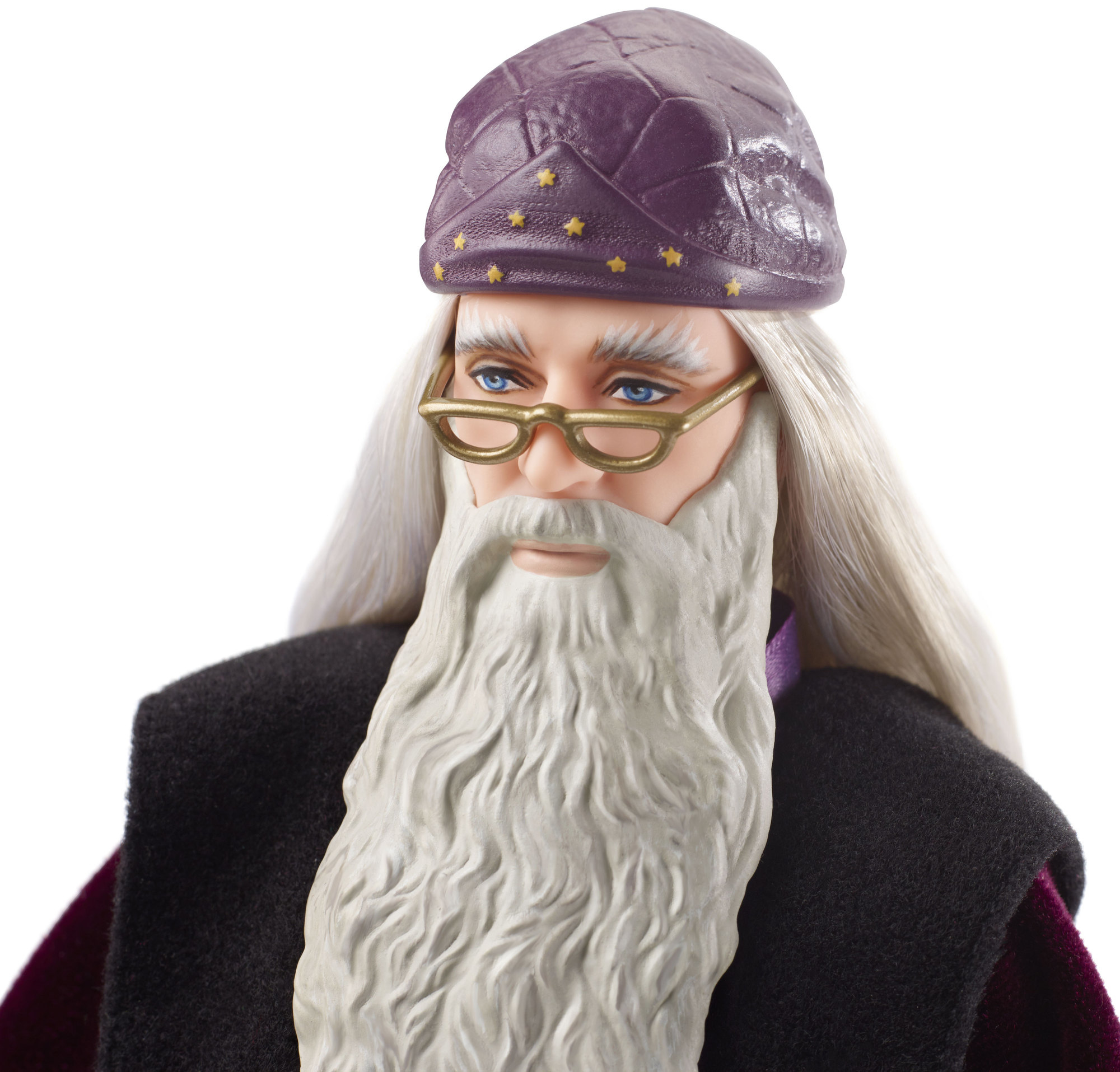 Bambola di Silente. Ha un cappello viola con stelle, occhiali, una lunga barba bianca e una veste nera. Lo sfondo è bianco.