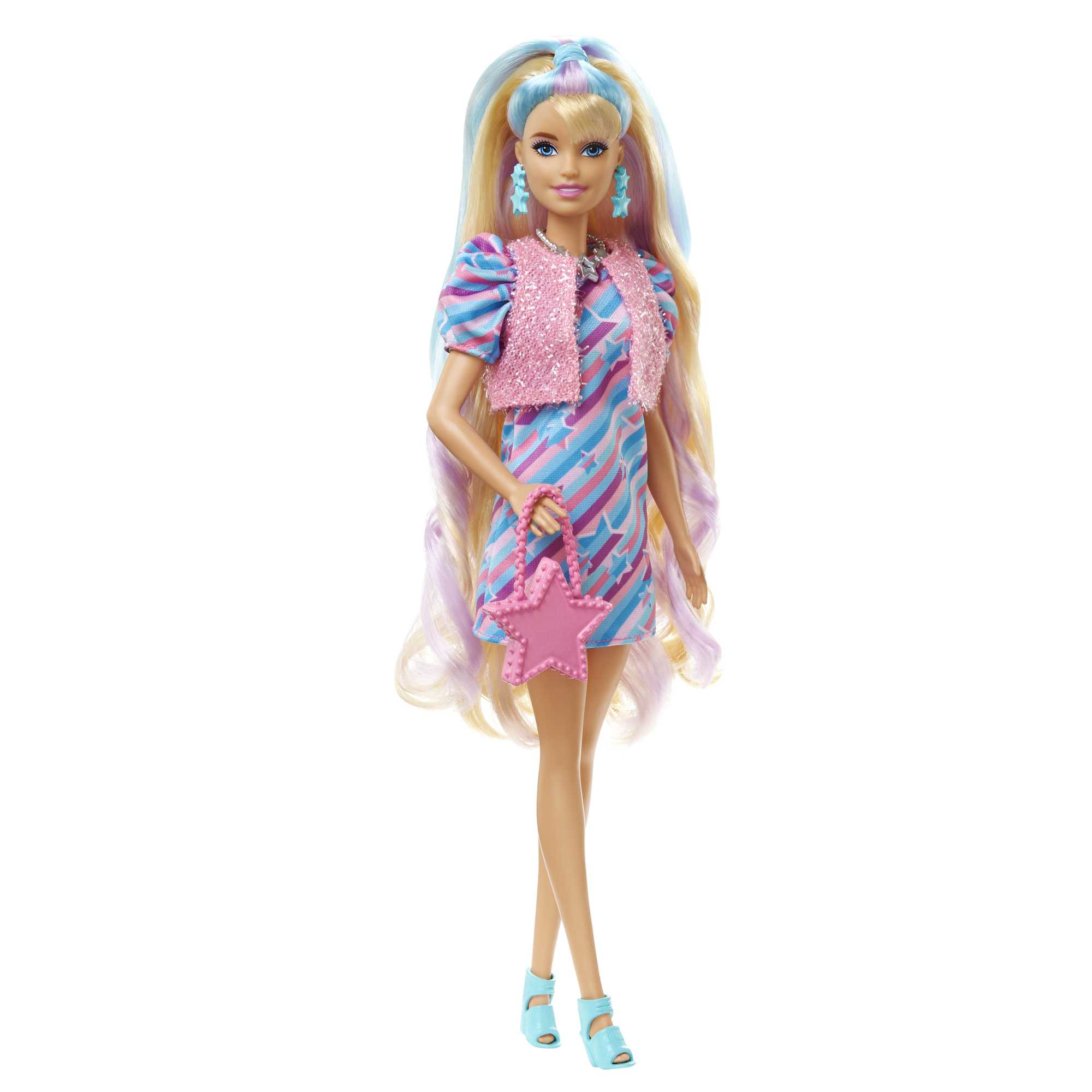 Eine Barbie-Puppe mit langen, bunten Haaren, trägt ein gestreiftes Kleid, eine rosa Weste, eine Sternentasche und blaue Absätze. Der Hintergrund ist weiß.