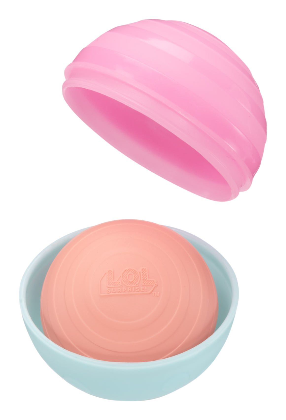 Różowa pokrywka jest otwarta nad jasnoniebieską miską z brzoskwiniową kulą w środku. Na kuli jest napis "LOL SURPRISE!". 