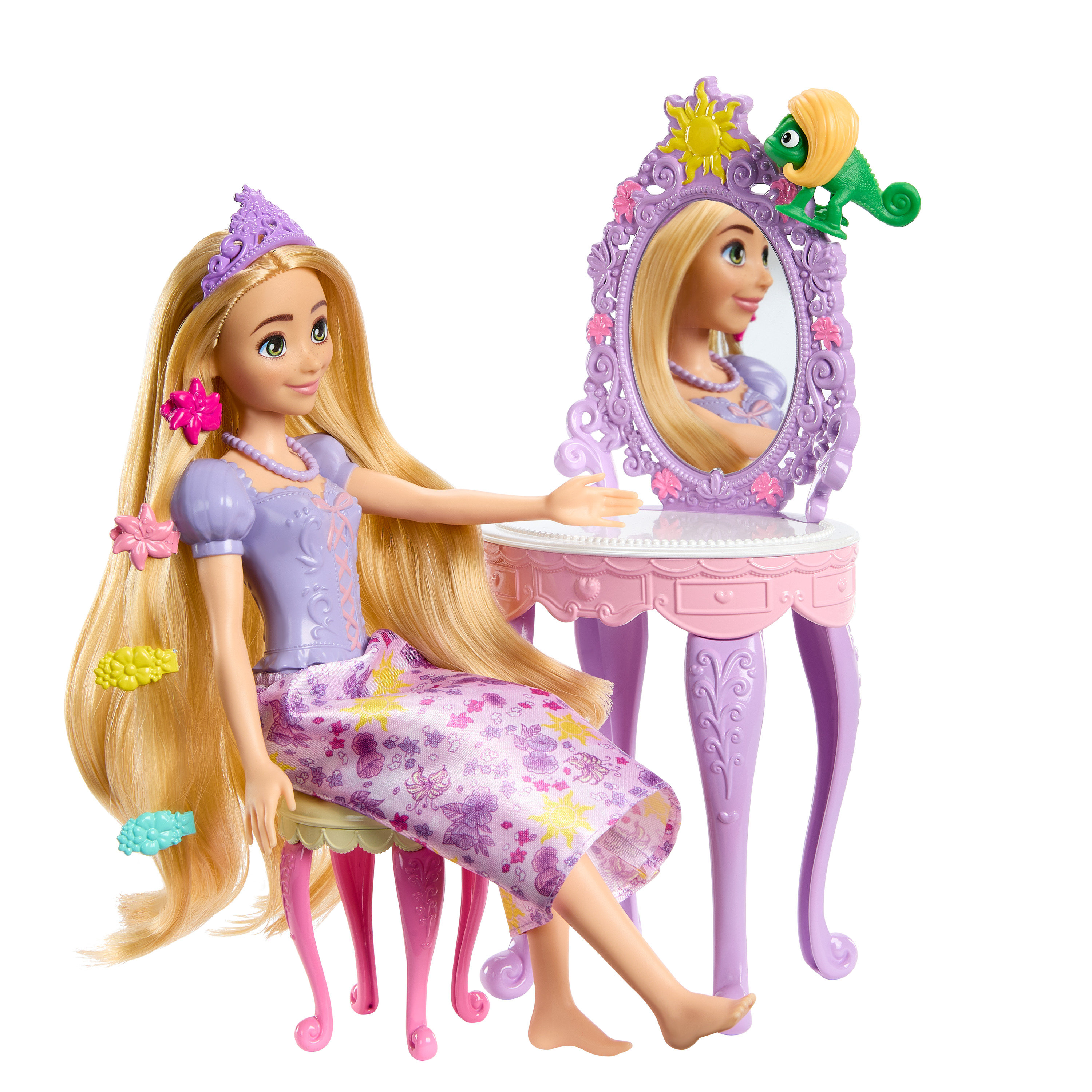 Eine Rapunzel-Puppe sitzt an einem Schminktisch mit Spiegel. Obenauf befindet sich ein grünes Chamäleon. Die Puppe trägt ein lila Kleid.