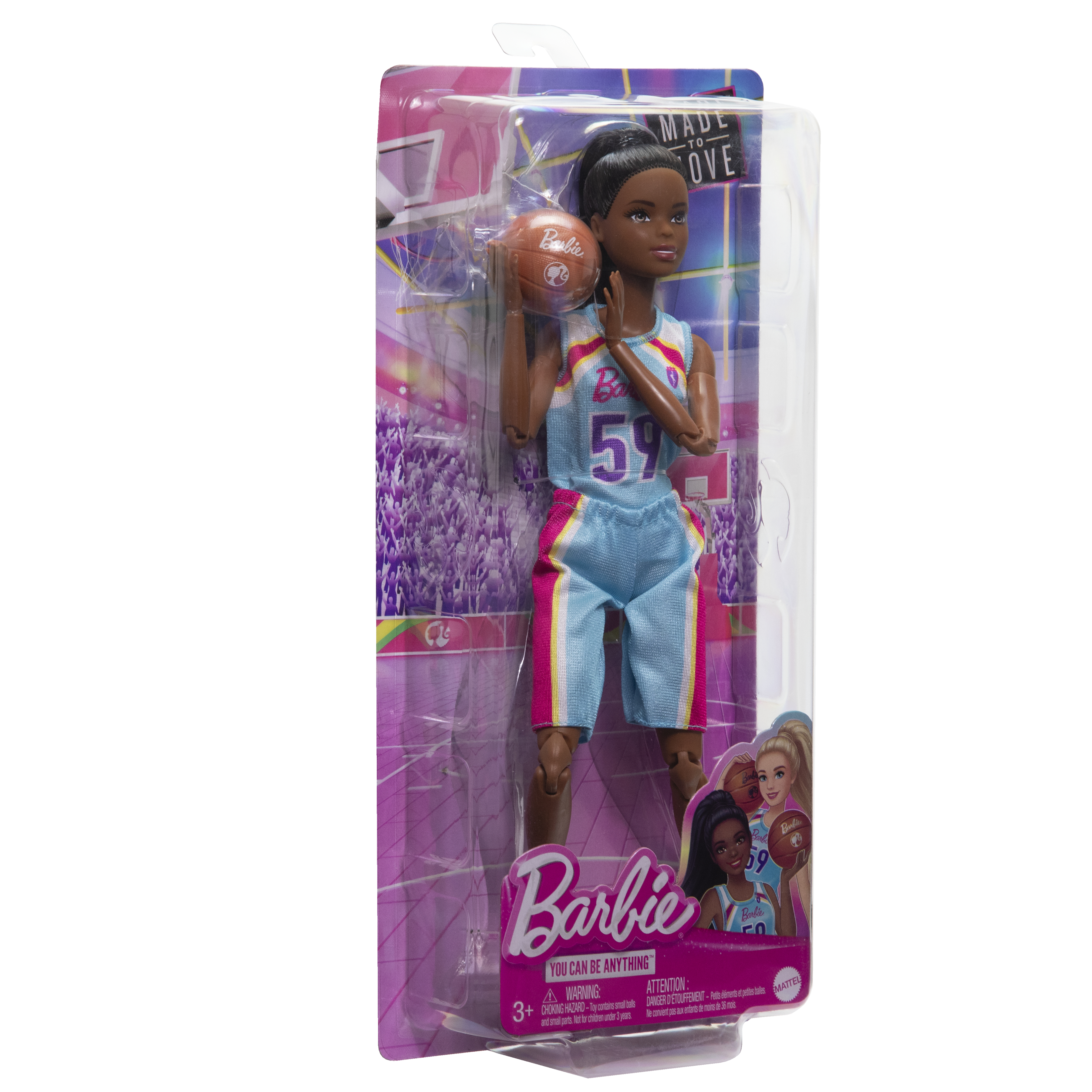 Lalka Barbie w stroju do koszykówki jest w opakowaniu. Lalka trzyma piłkę do koszykówki. Tłem jest stadion.