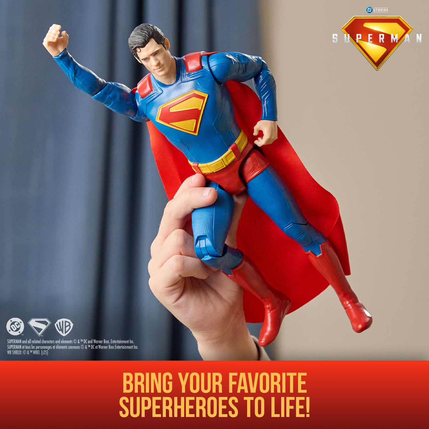 Una figura de acción de Superman se sostiene en pleno vuelo. Viste azul, rojo y amarillo, con una capa roja. El fondo es neutro.
