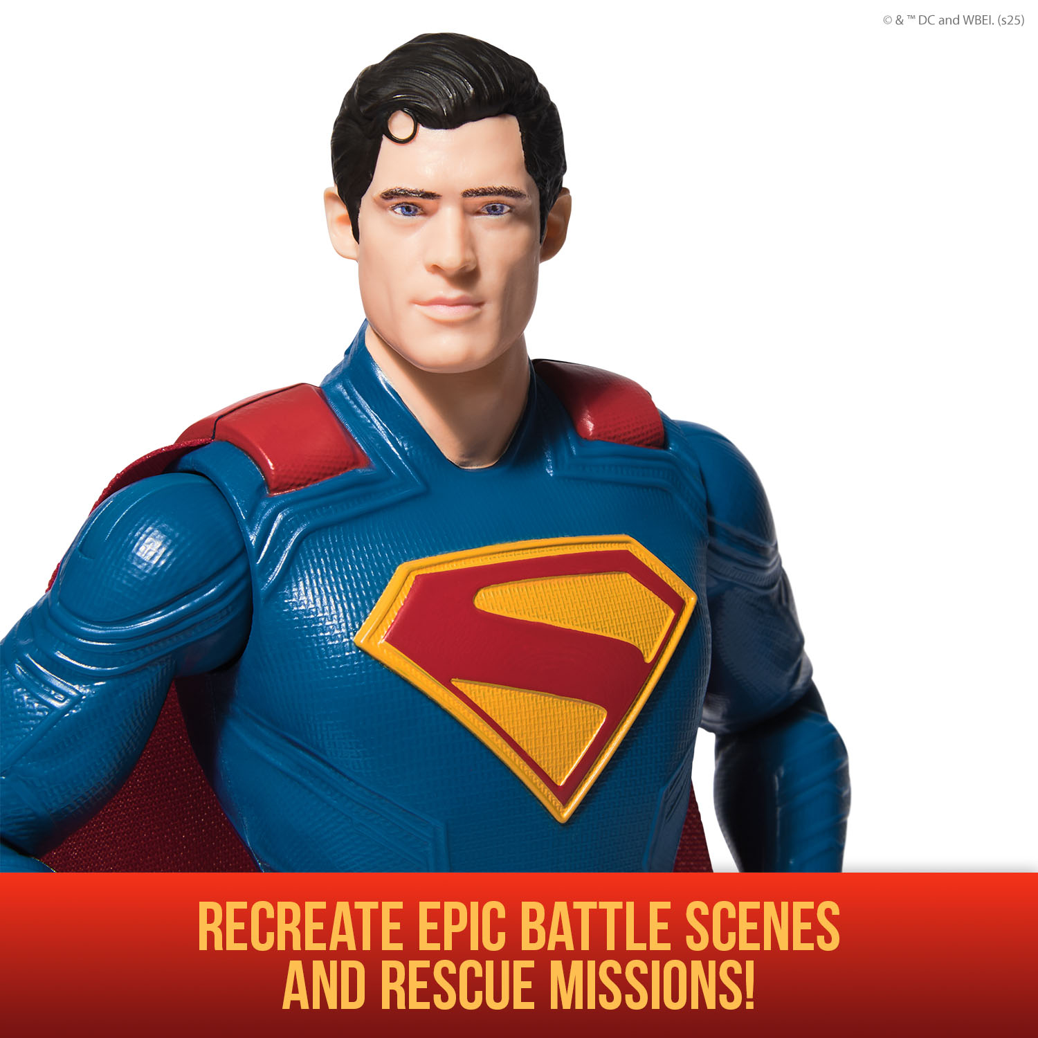 Figura de Superman con traje azul, capa roja y logotipo de escudo. La figura mira a la cámara, con fondo blanco.