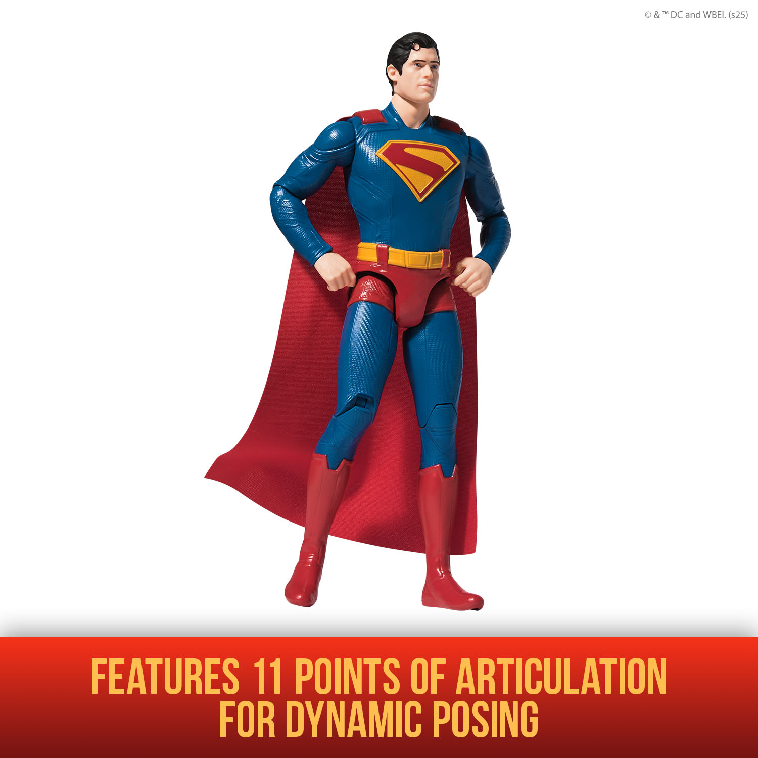 Figura de acción de Superman con traje azul, capa y botas rojas. Cinturón amarillo y emblema en el pecho. Posando sobre fondo blanco, texto rojo abajo.