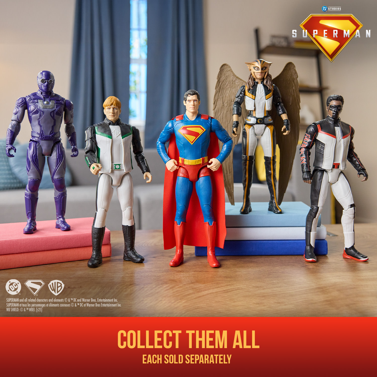 Cinco figuras de acción de Superman de pie sobre libros. Superman en el centro tiene una capa roja. Otros personajes incluyen a Hawk Girl y otros.