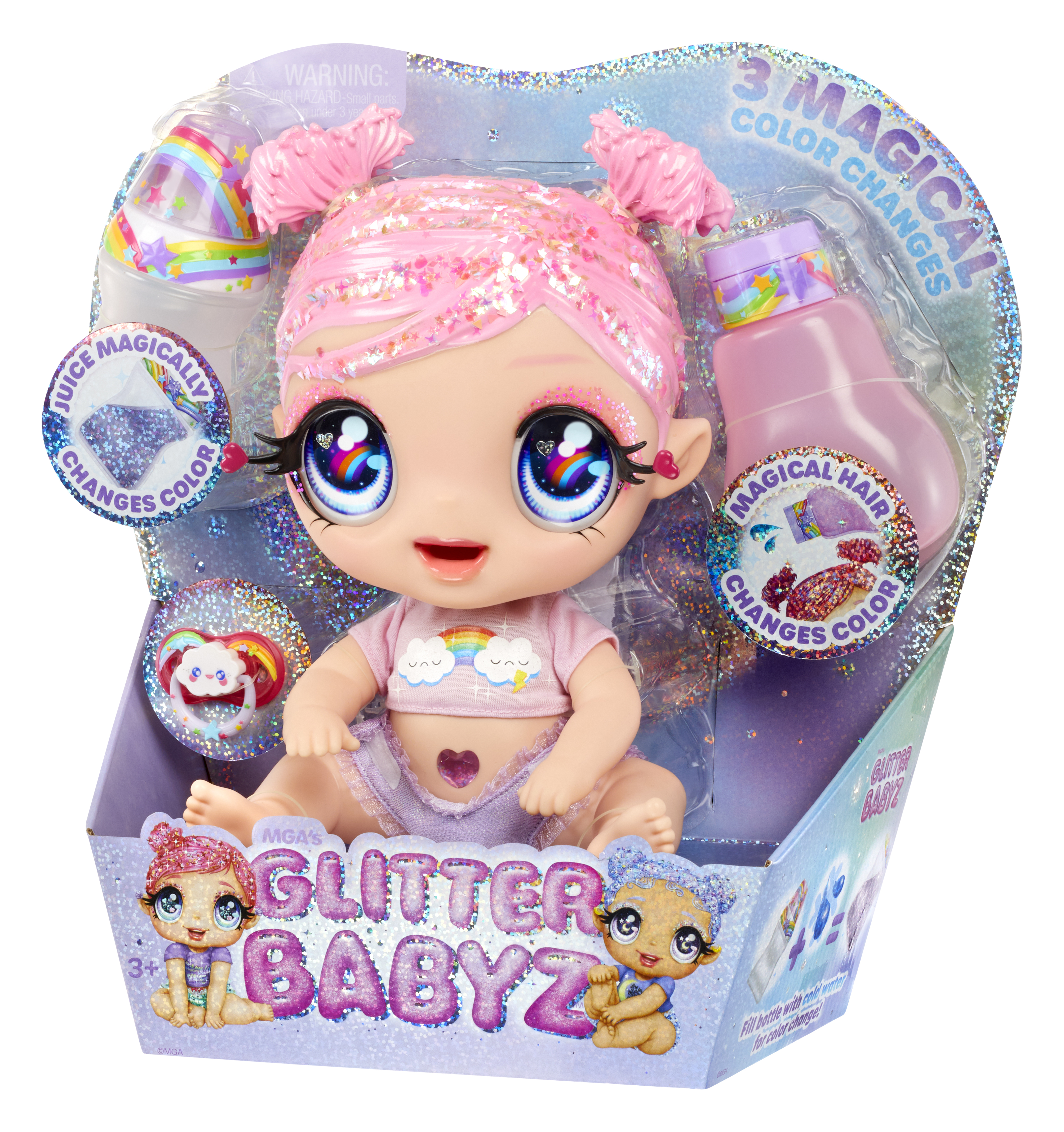 Lalka Glitter Baby w pudełku. Ma różowe włosy, duże oczy i koszulkę w tęczę. Opakowanie zawiera informacje o zmianie koloru.