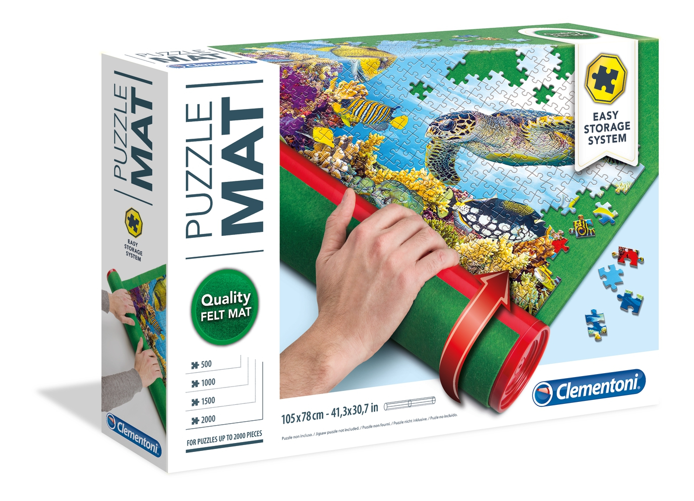 Puzzlemattenschachtel mit einem Meeresschildkröten-Puzzle. Grüne Filzmatte aufgerollt. Hand, die die Matte hält. Clementoni-Logo sichtbar.