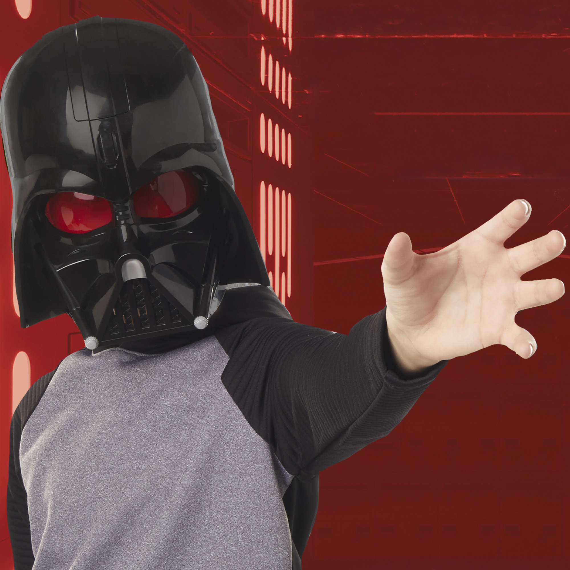 Una persona con una máscara de Darth Vader extiende su mano. El fondo es rojo con líneas.