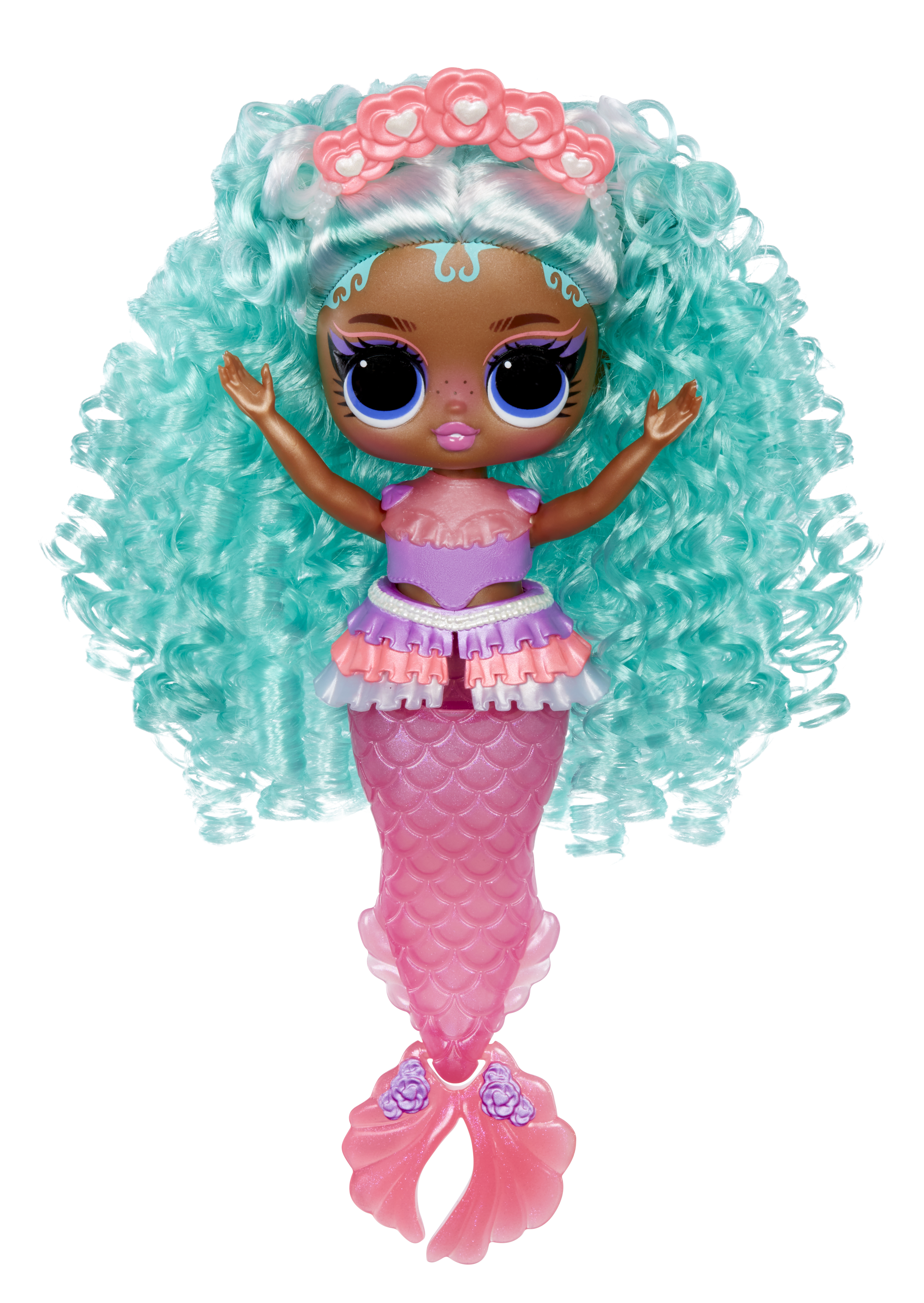 Lalka syrenka z kręconymi niebieskimi włosami, brązową skórą i różowym ogonem. Ma koronę z kwiatów i podniesione ramiona.