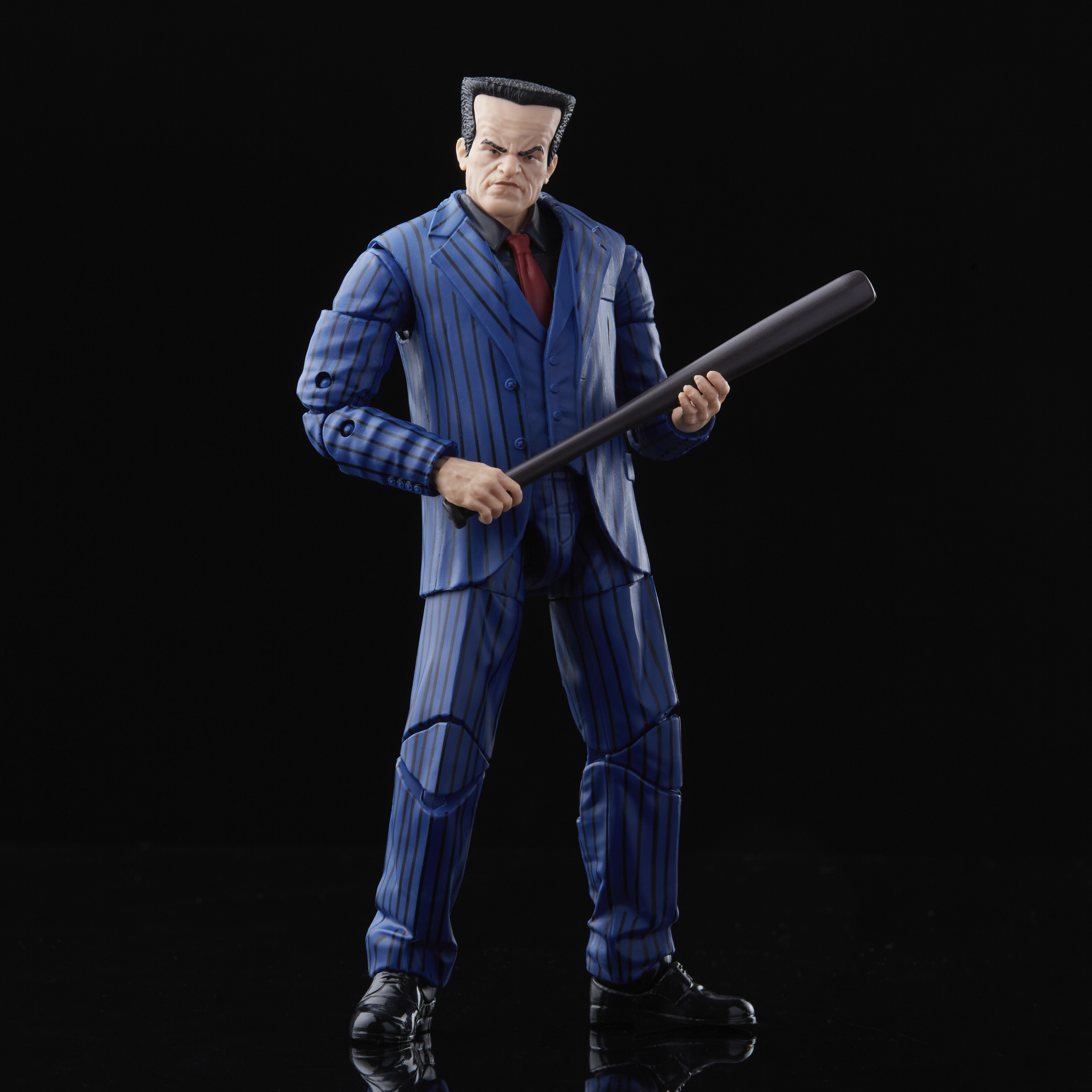 Un uomo in abito gessato blu tiene una mazza da baseball. Lo sfondo è nero.