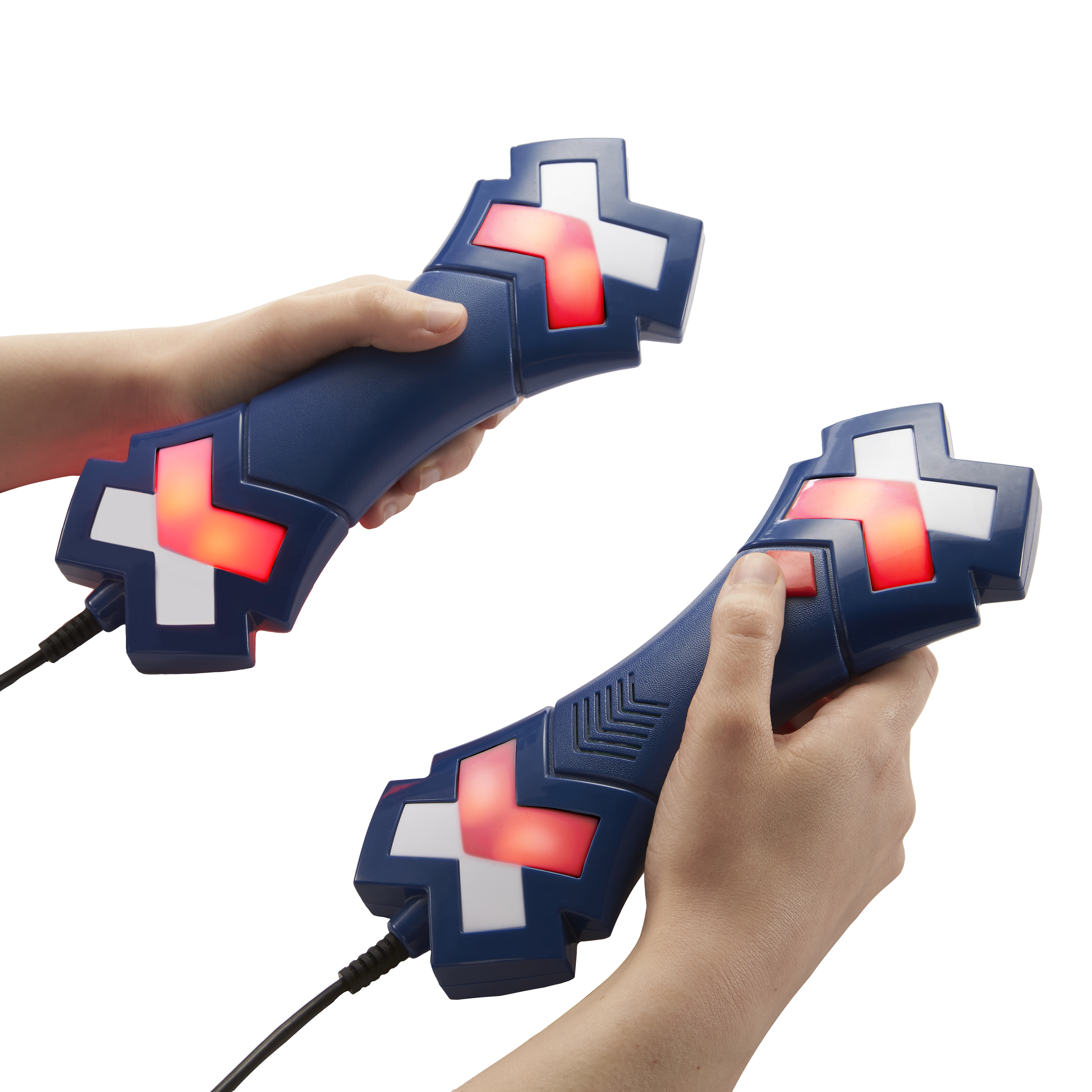 Dwa niebieskie urządzenia przenośne z czerwonymi krzyżami na białym tle. Trzymane w dłoniach. Czerwone światła w krzyżach. Czarne kable.