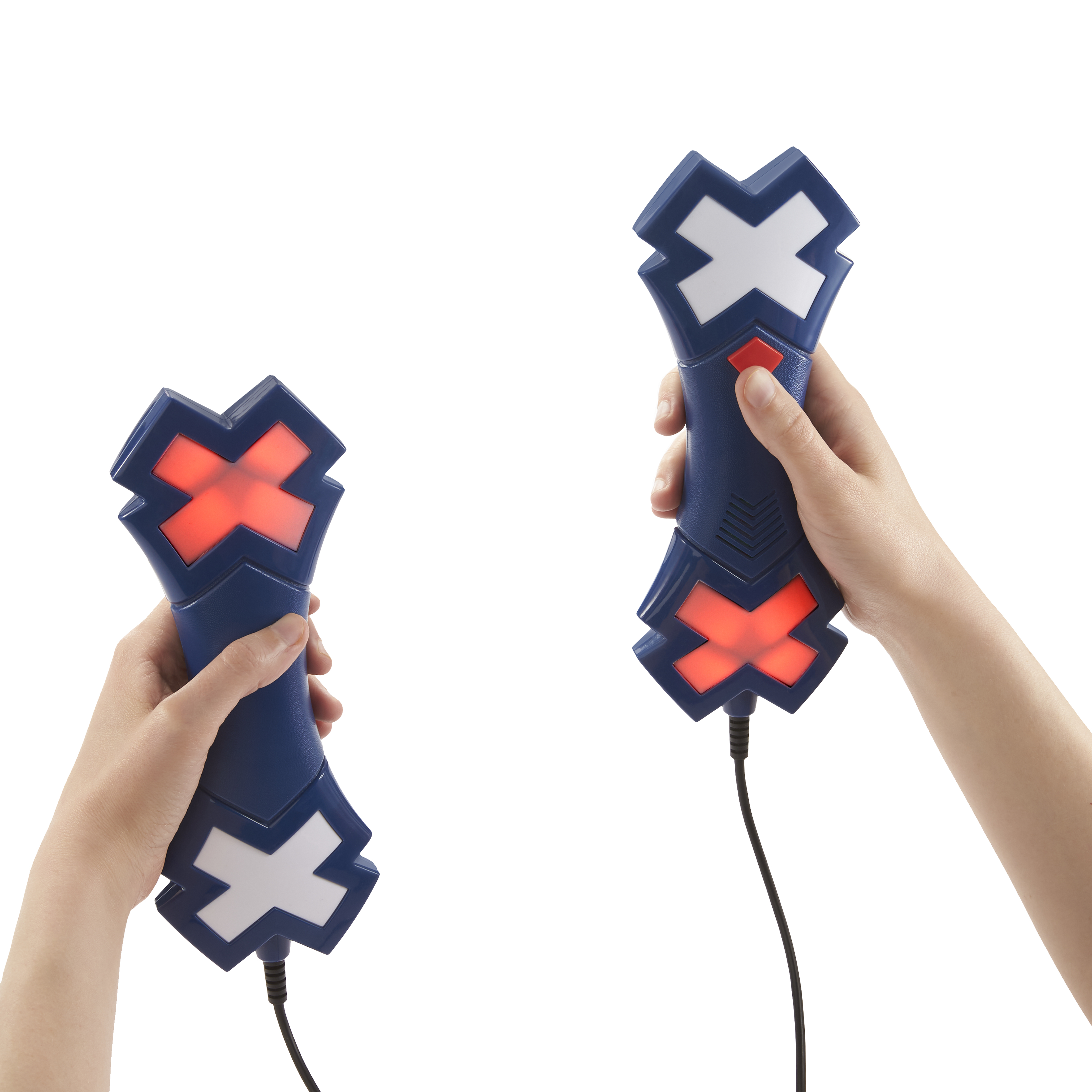 Dłonie trzymające niebieskie kontrolery do gier z czerwonymi i białymi podświetlanymi krzyżami. Łączą je czarne kable.