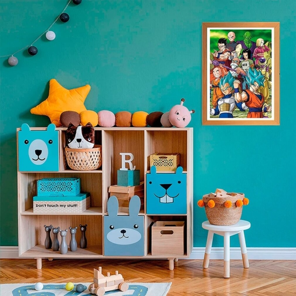 Pokój z drewnianą półką z zabawkami, plakatem z kreskówki, małym białym stołkiem z koszem i ścianą w kolorze morskim.