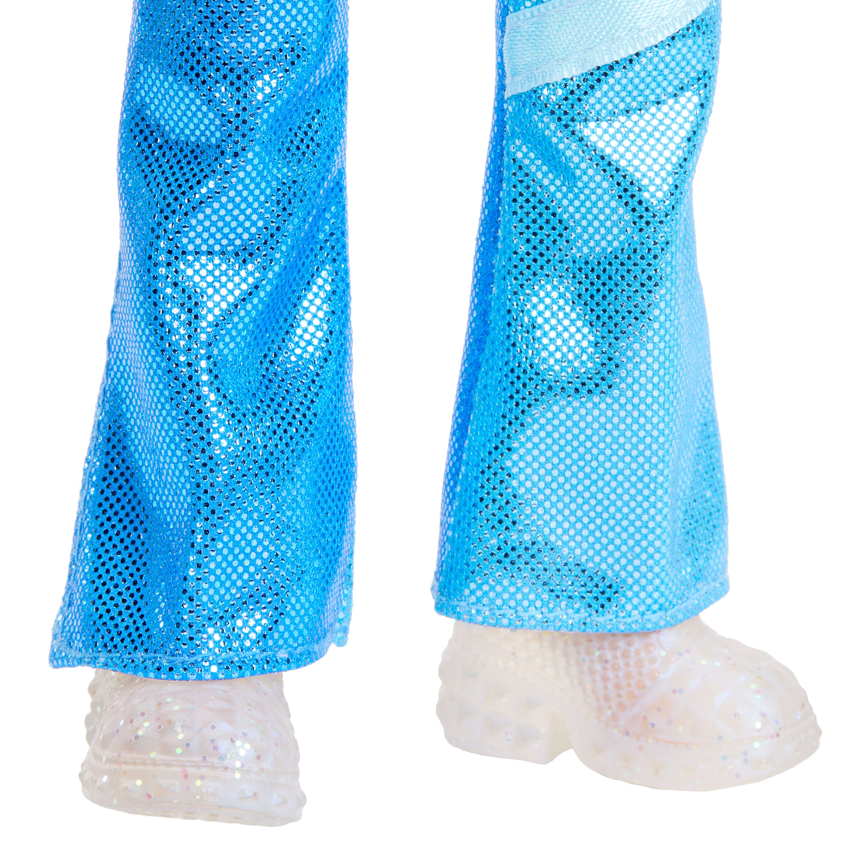 Zbliżenie nóg lalki. Niebieskie spodnie z cekinami i białe, błyszczące buty na platformie.