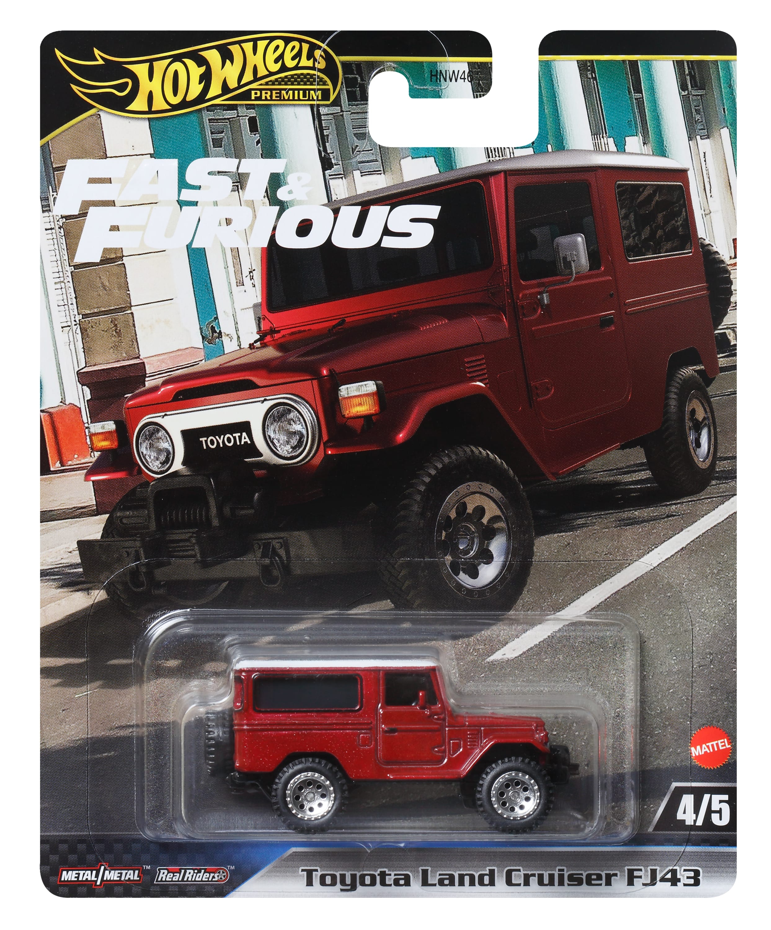 Czerwony samochód zabawka Hot Wheels Toyota Land Cruiser FJ43 na karcie. Tło przedstawia ulicę miejską.