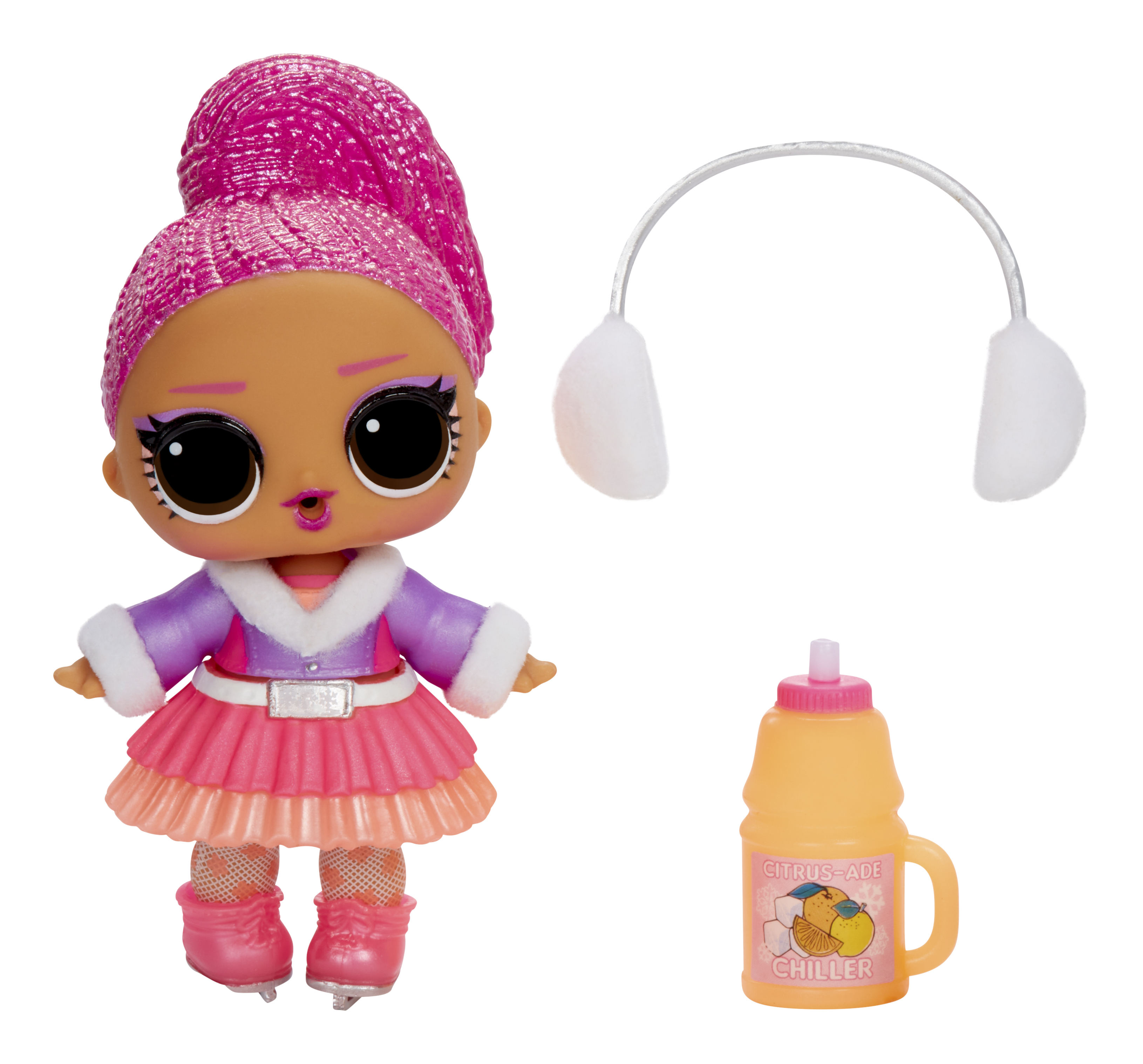 Lalka z różowymi włosami, ubraniami zimowymi, łyżwami i akcesoriami, takimi jak nauszniki i butelka.