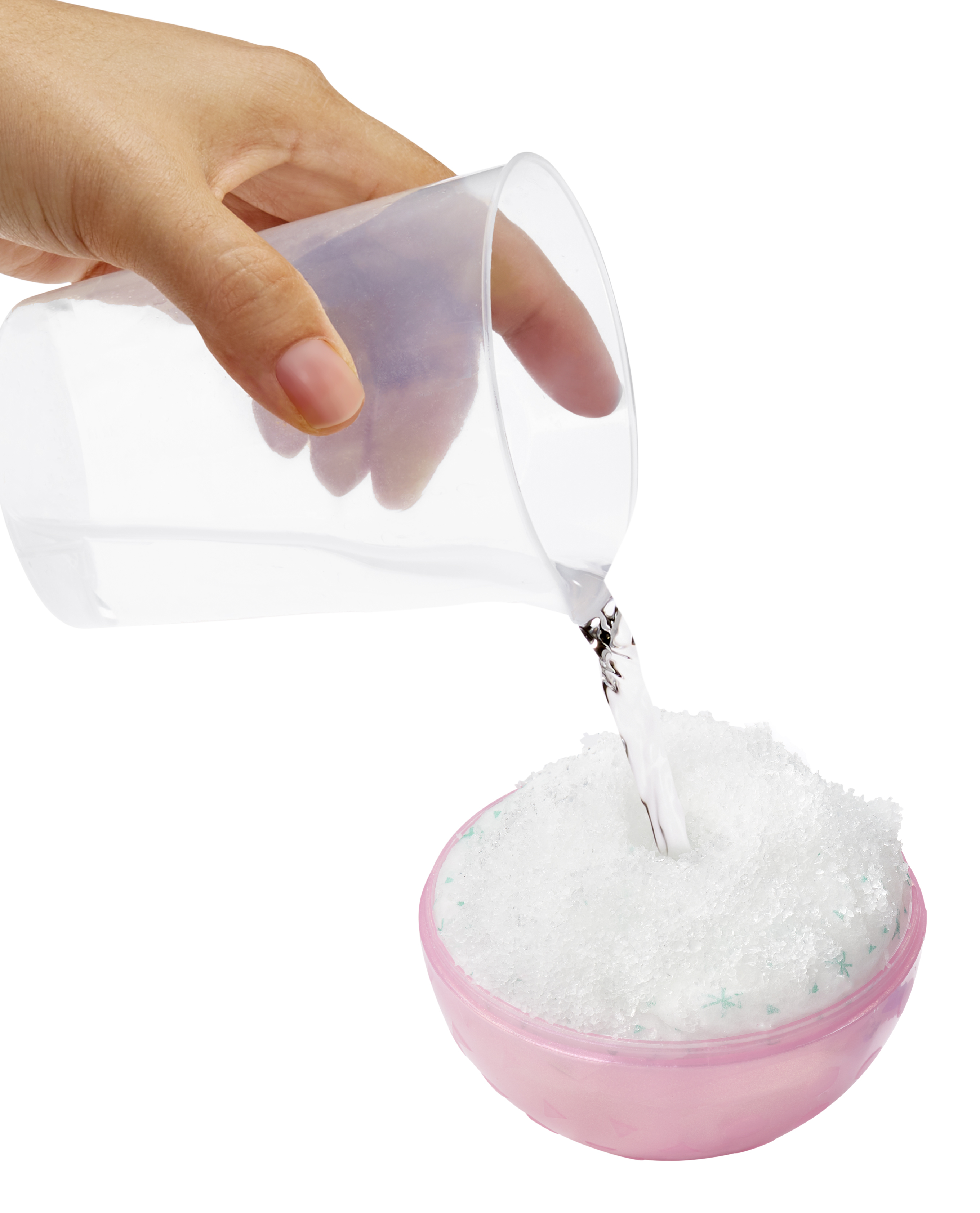 Ręka wlewa wodę z przezroczystego kubka do różowej miski wypełnionej białą, lodowatą substancją.