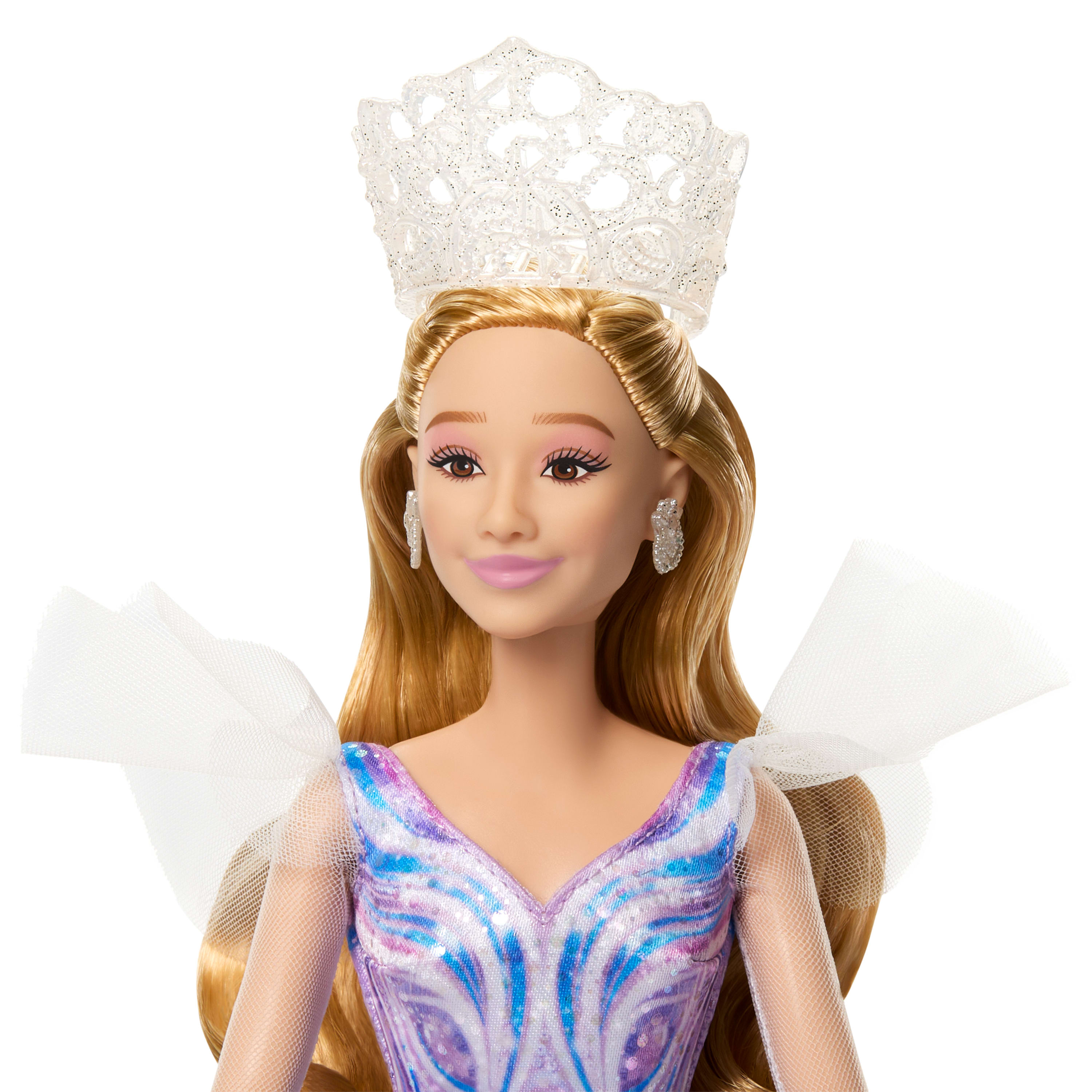 Eine Barbie-Puppe mit Krone und Kleid mit blau-violetten Mustern. Sie hat lange blonde Haare.