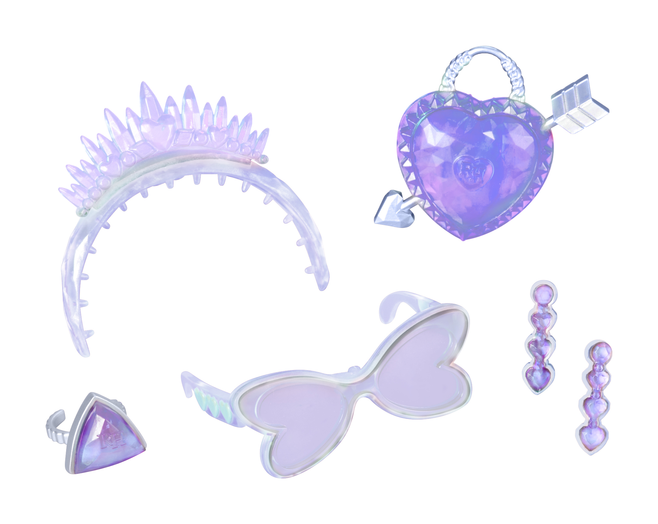Zestaw iryzujących akcesoriów: tiara, wisiorek w kształcie serca ze strzałą, okulary przeciwsłoneczne, pierścionek i kolczyki, wszystko na białym tle.