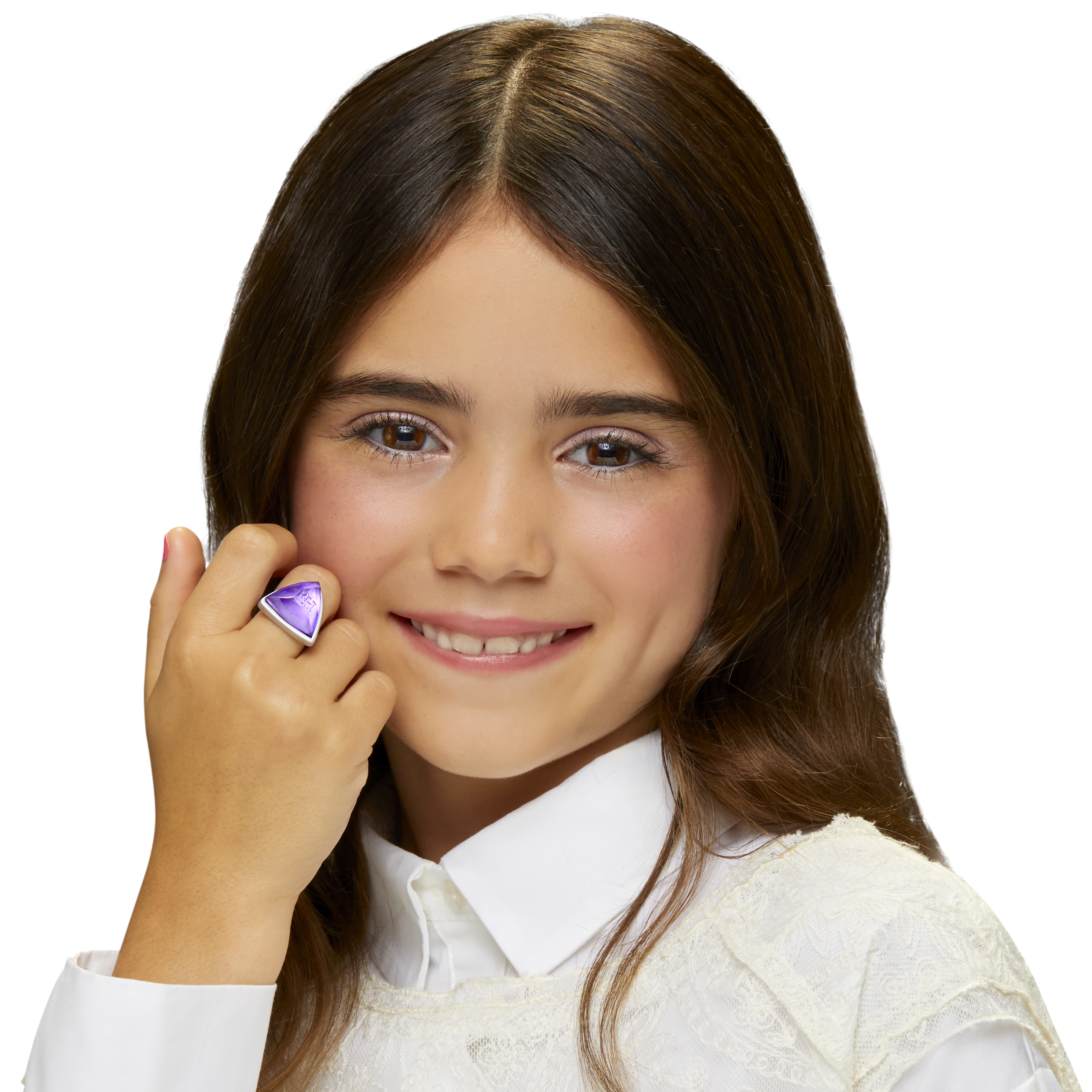Dziewczyna uśmiecha się, ubrana w białą koszulę i fioletowy pierścionek. Ma brązowe włosy i jasną karnację.