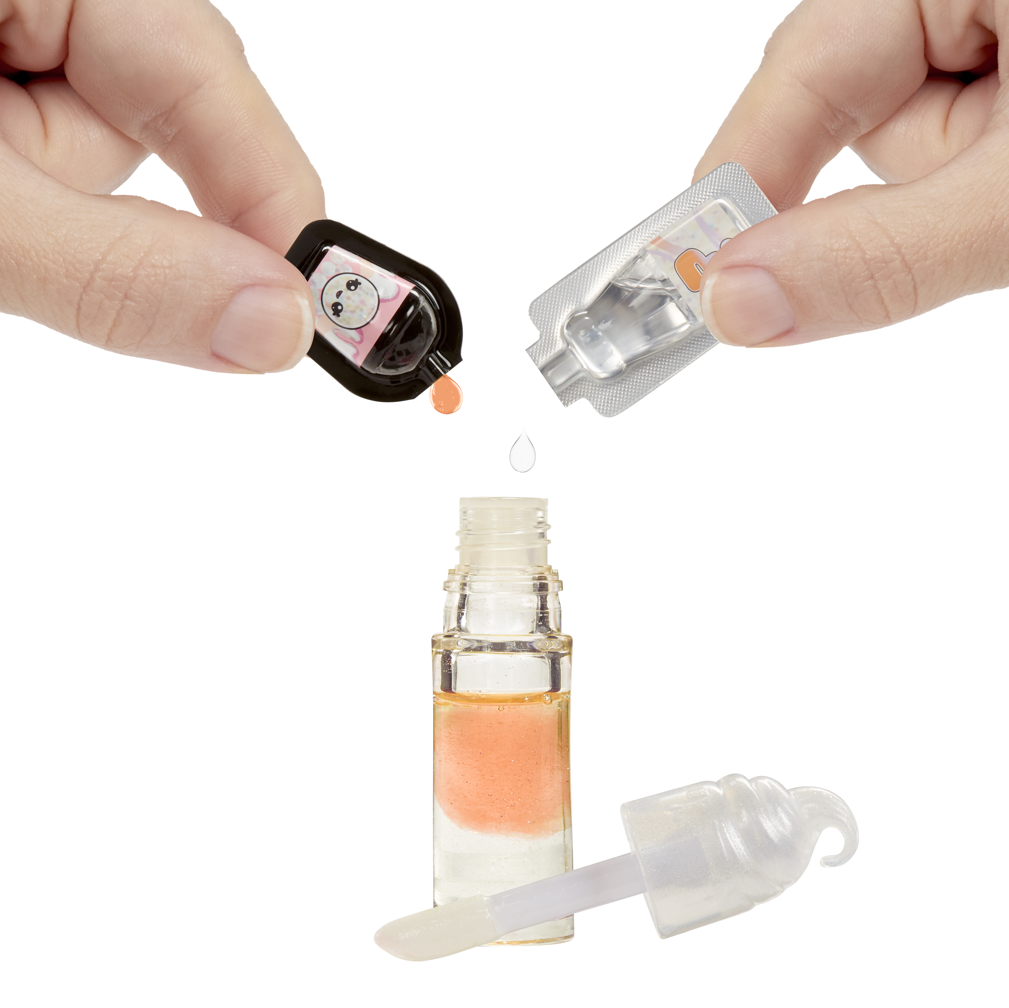 Ręce trzymają dwa opakowania, z których ciecze kapią do butelki z aplikatorem do błyszczyka. Butelka zawiera różowy płyn.