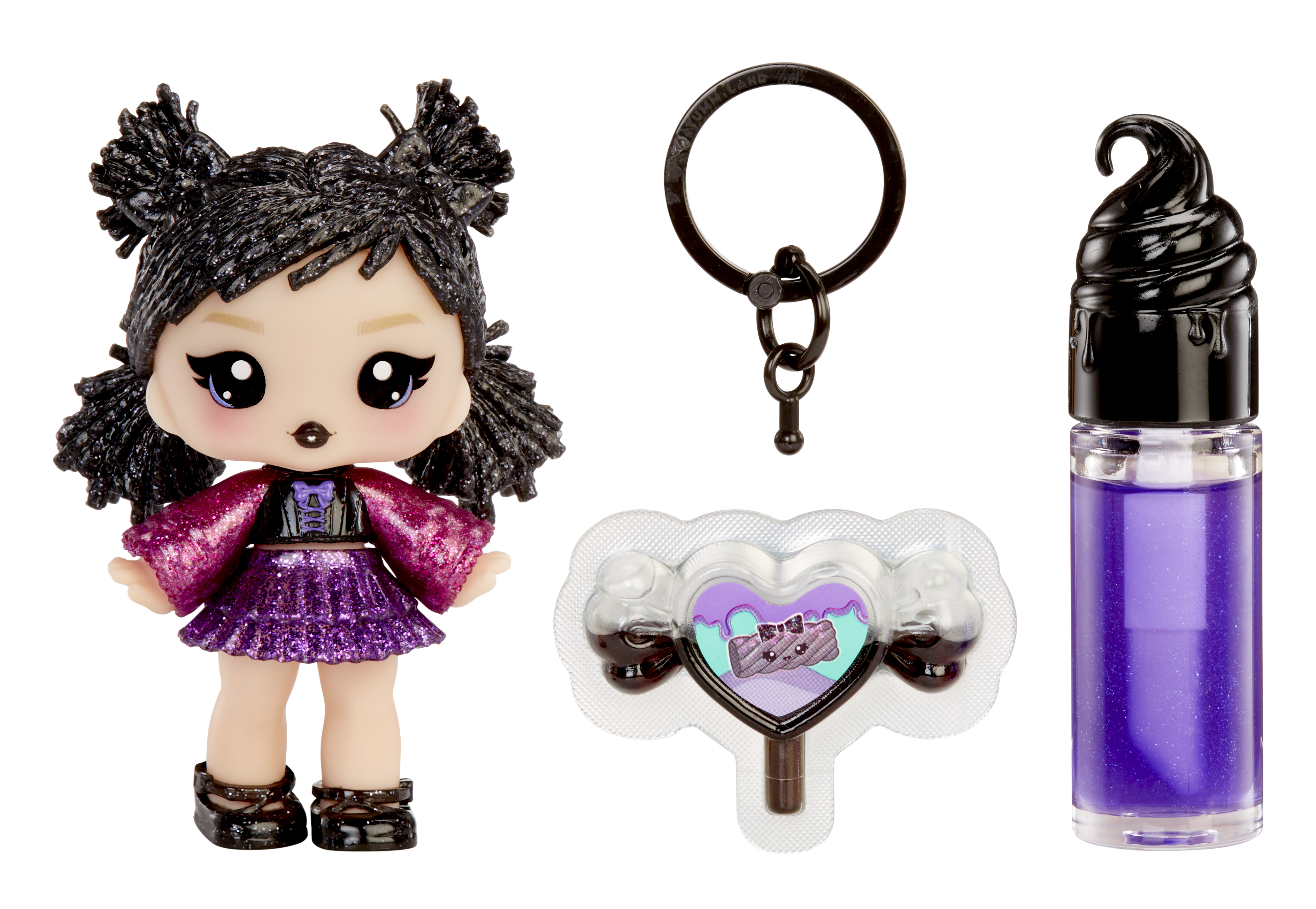 Eine Puppe mit schwarzen Haaren und lila Kleid, ein Schlüsselanhänger, ein herzförmiges Bonbon und eine lila Flüssigkeitsflasche.