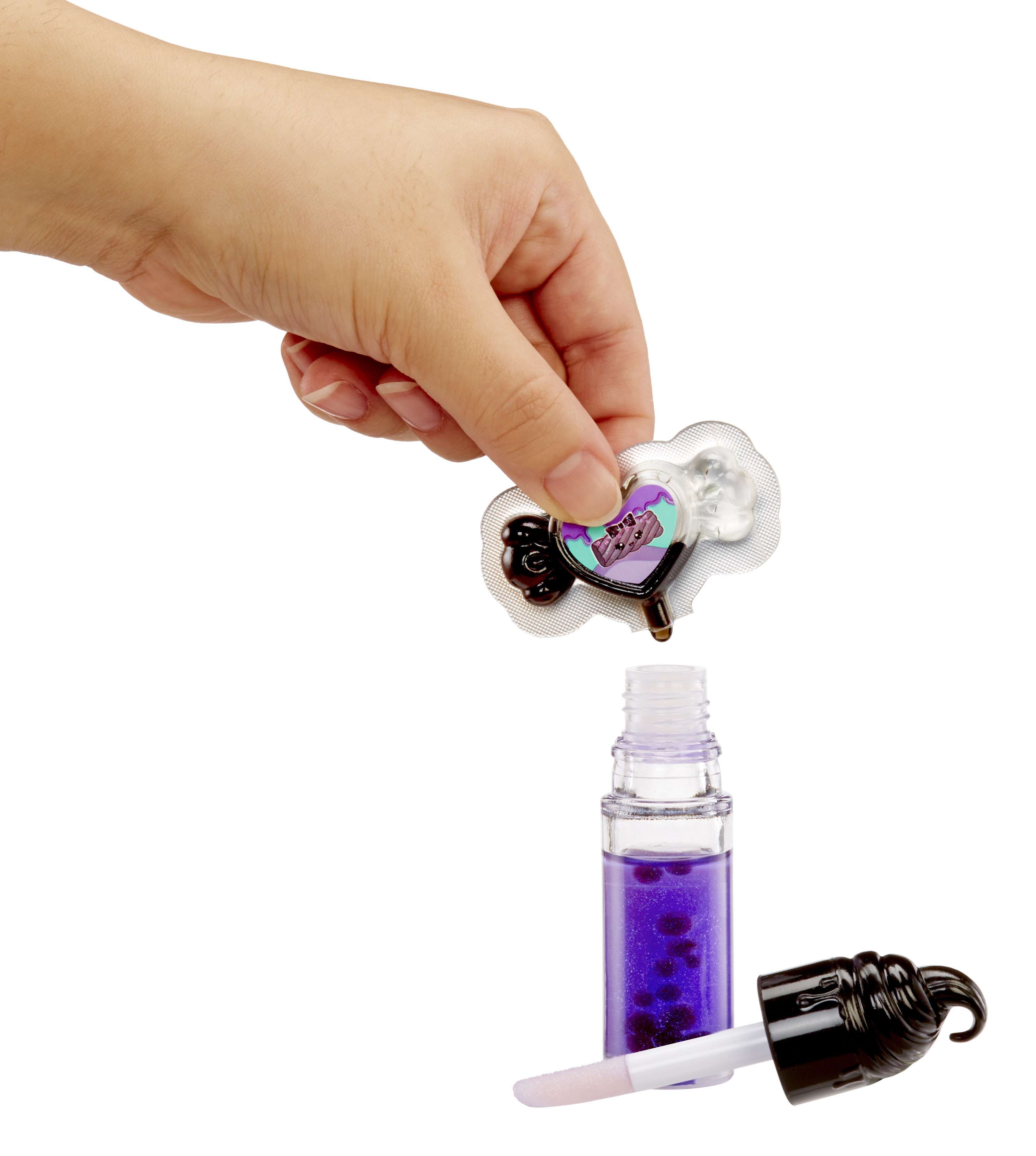 Hand hält herzförmigen Gegenstand über Lipgloss-Flasche. Der Gloss ist lila mit Applikator.