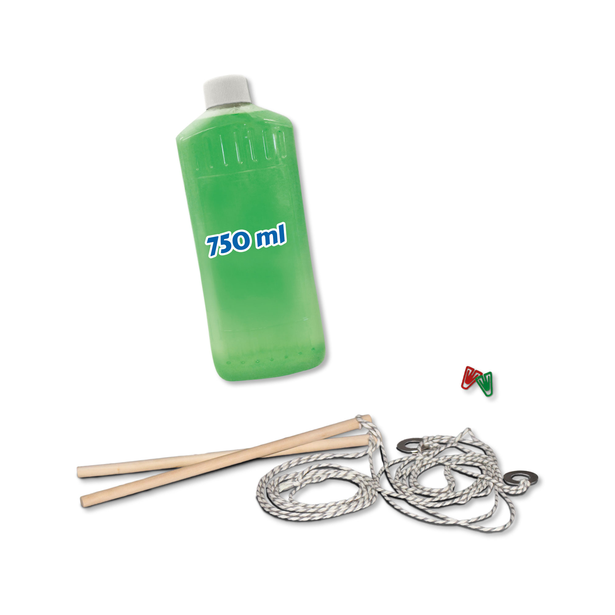 Zielona butelka z etykietą 750 ml, sznur, drewniane patyczki i spinacze na białym tle.