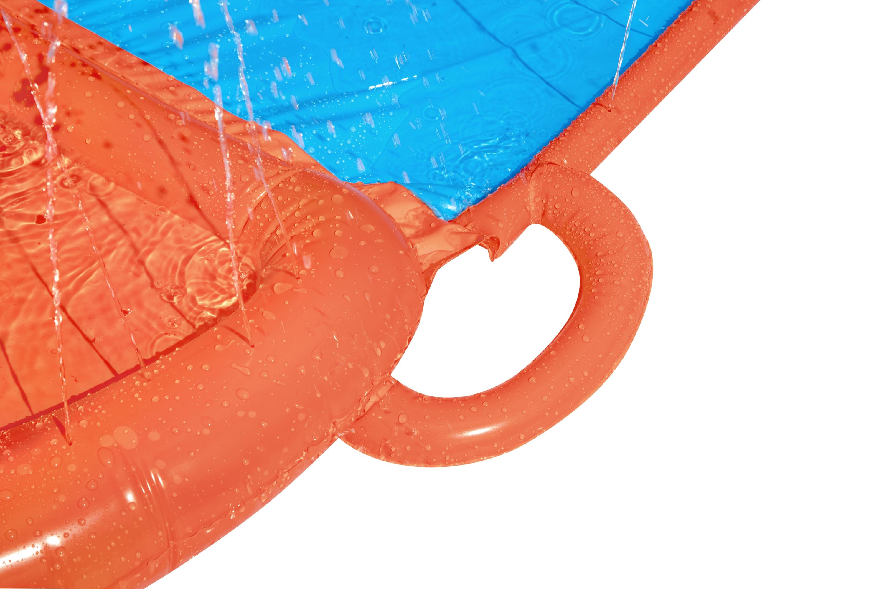 Pomarańczowa nadmuchiwana zjeżdżalnia wodna z wodą spływającą w dół. Niebieska powierzchnia w tle. Białe tło.