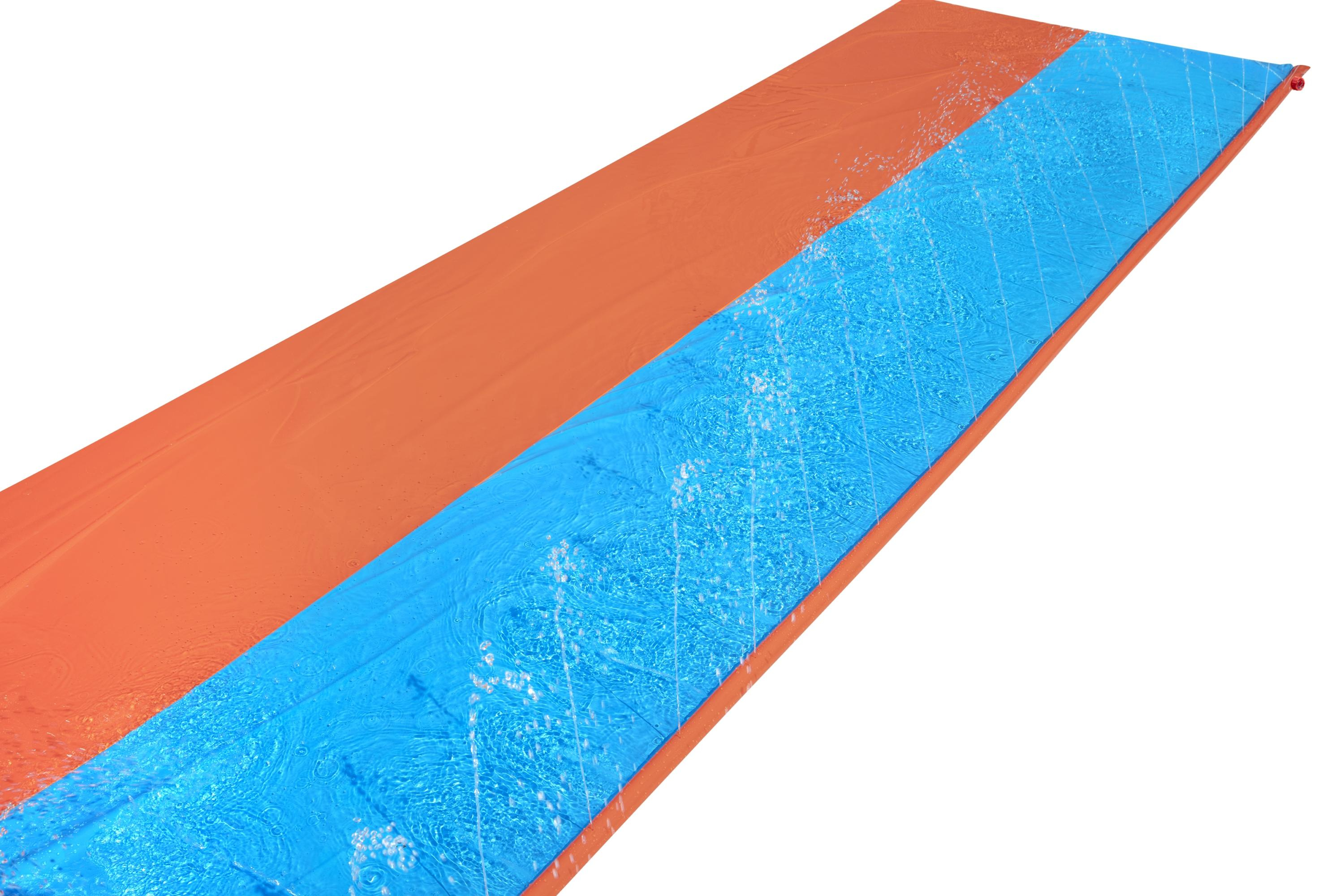 Zjeżdżalnia wodna z pomarańczowymi i niebieskimi sekcjami, woda spływająca po niebieskiej sekcji, białe tło.