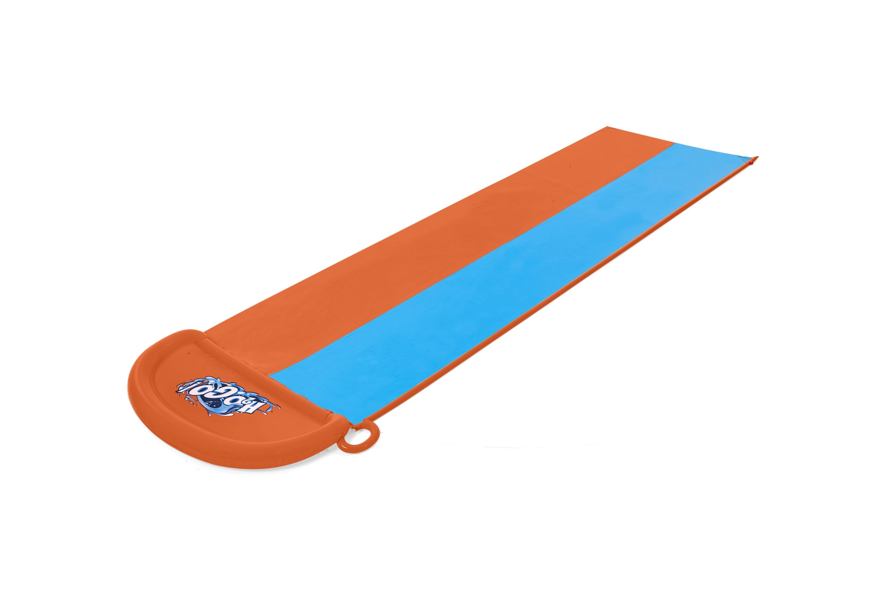 Pomarańczowa i niebieska zjeżdżalnia wodna. Ma zakrzywiony koniec z logo i pierścieniem.