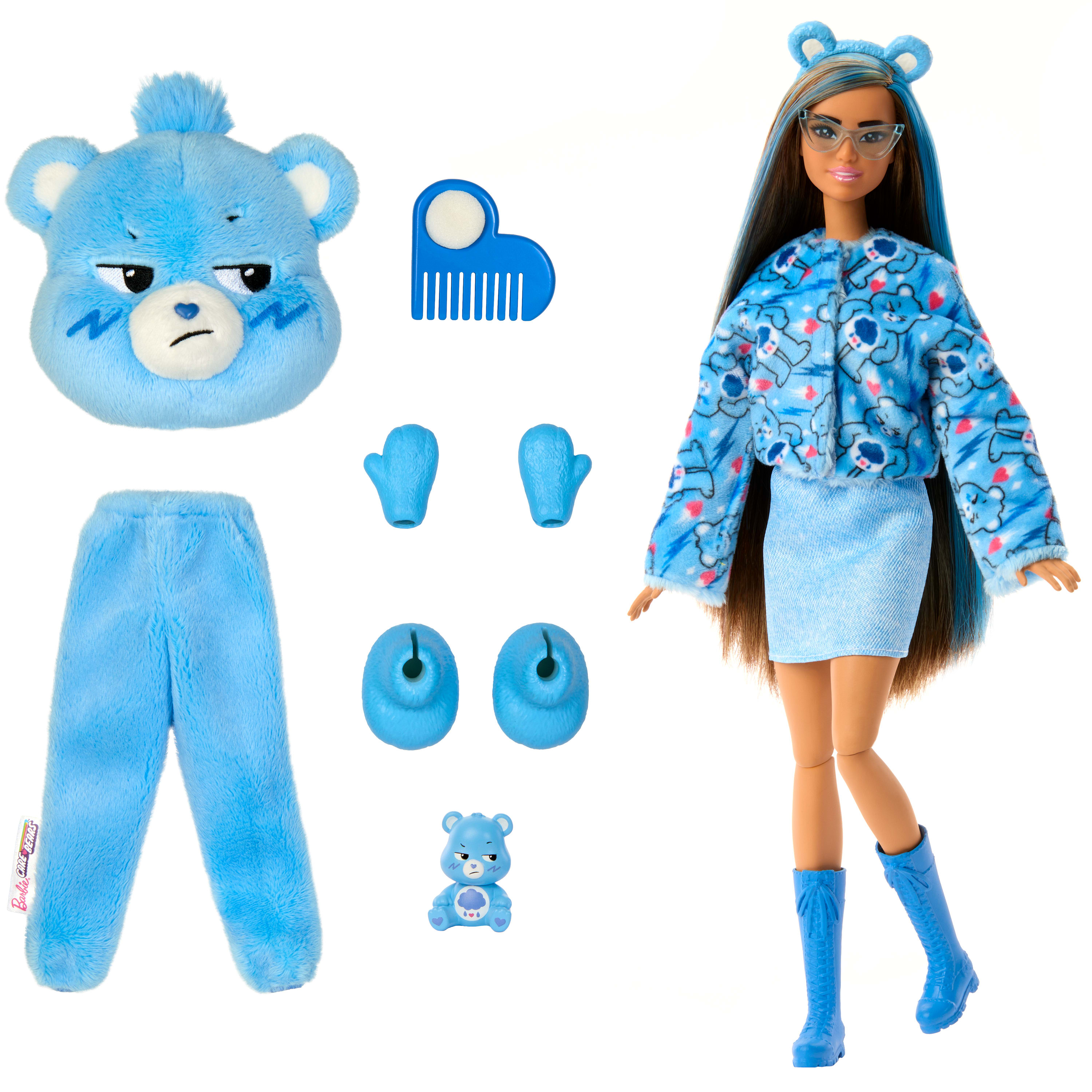 Lalka Barbie w niebieskim stroju Care Bears jest prezentowana z akcesoriami, takimi jak głowa misia i kapcie.