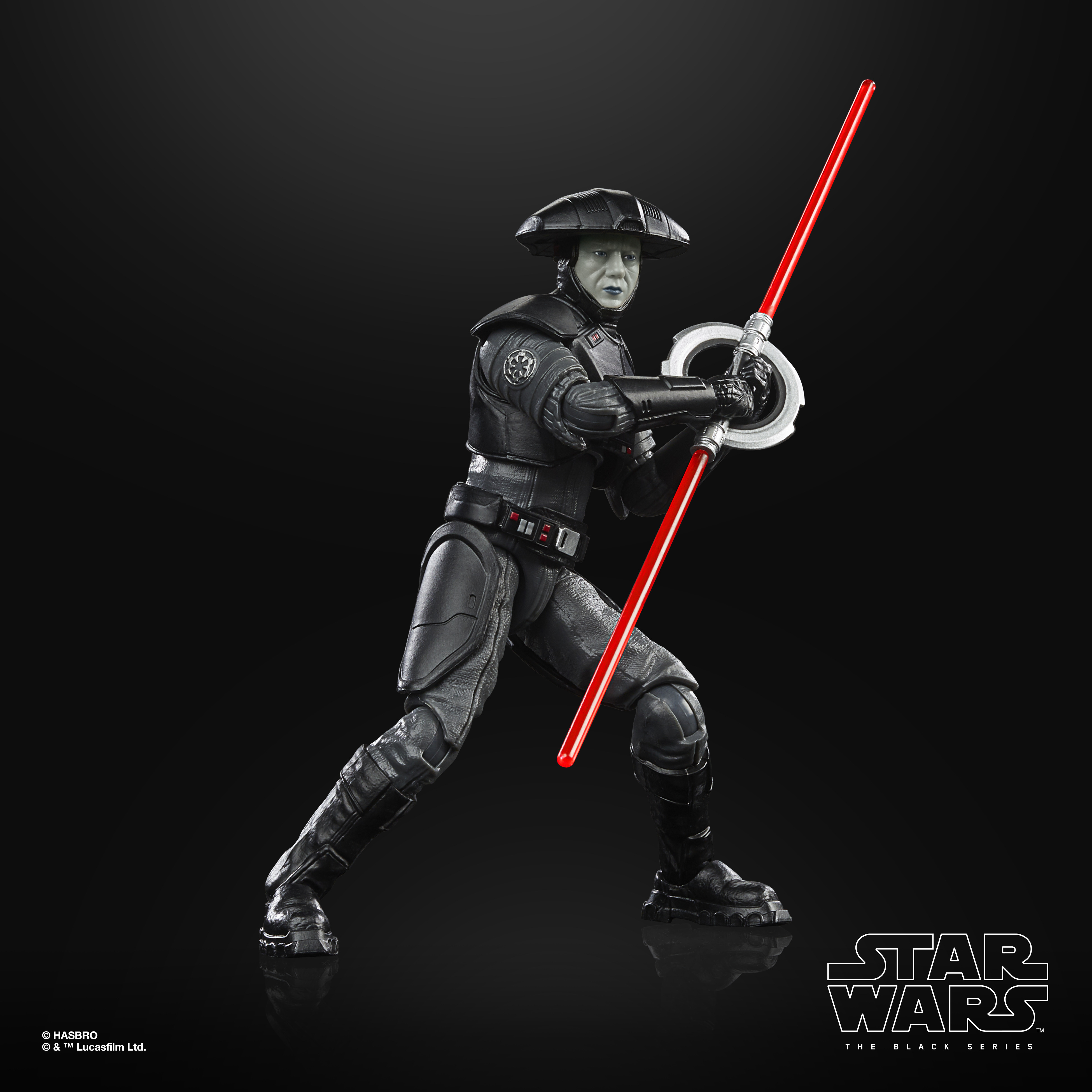 Una figura di Star Wars in nero, con una spada laser rossa. Lo sfondo è nero. La figura è pronta per la battaglia.