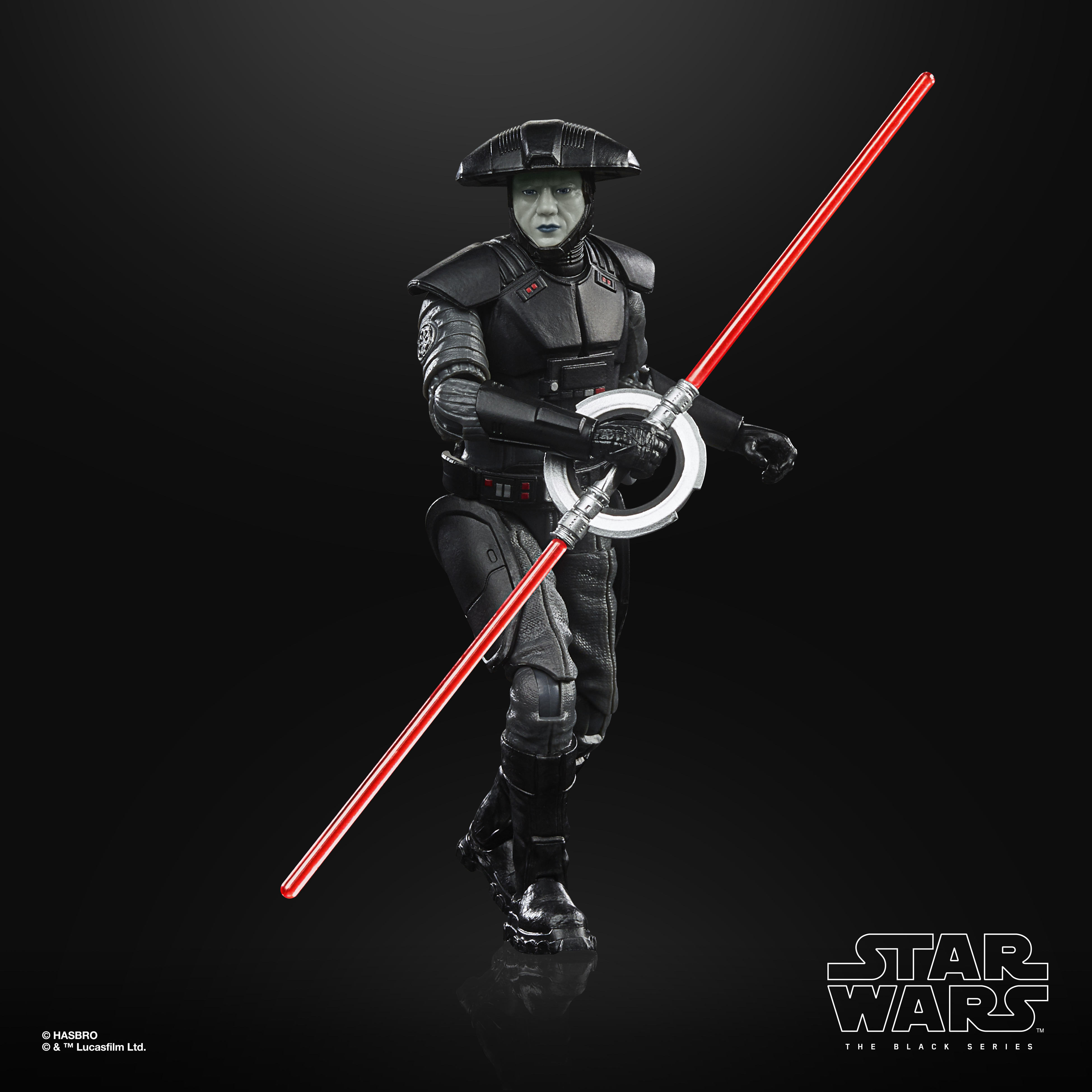 Una figura di Star Wars con armatura nera tiene una spada laser rossa. Lo sfondo è nero.