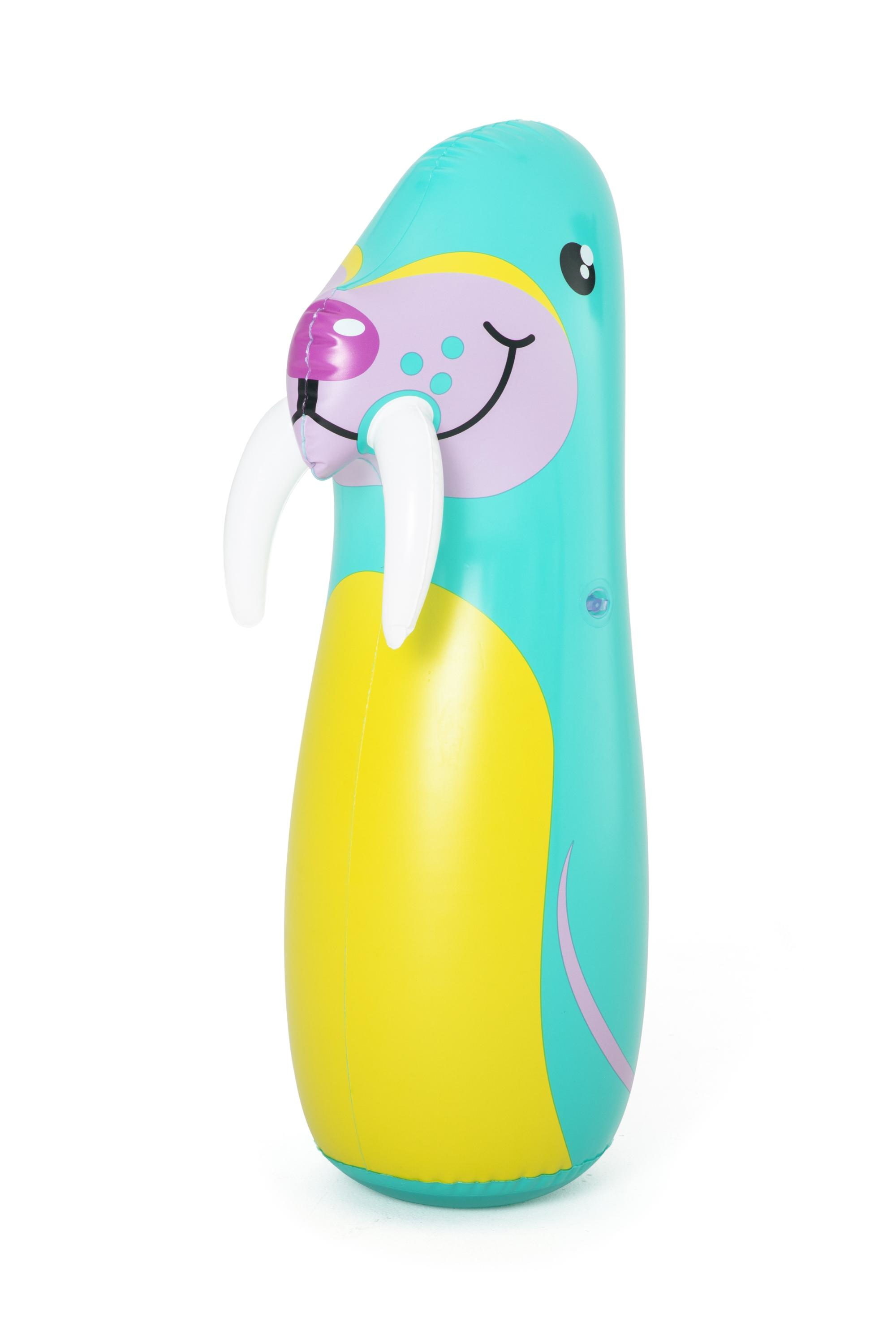 Nadmuchiwana zabawka w kształcie morsa w kolorze turkusowym, żółtym i fioletowym. Ma białe kły, uśmiechniętą twarz, na białym tle.